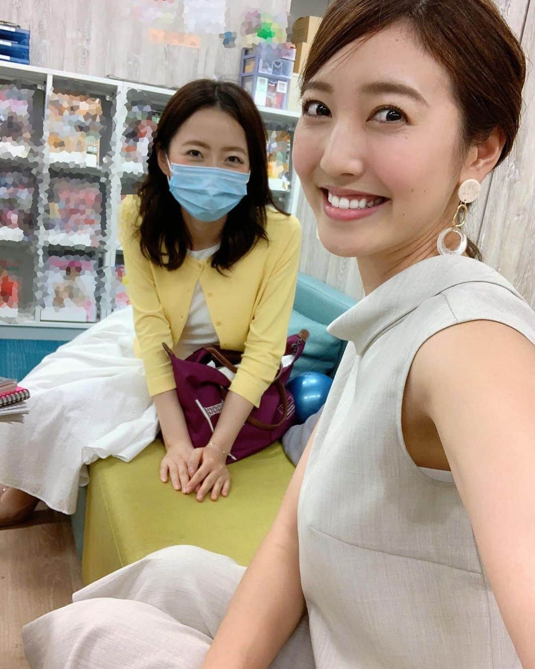 小澤陽子さんのインスタグラム写真 - (小澤陽子Instagram)「𝚊𝚝 𝚠𝚘𝚛𝚔☻  週末のこと。 デスクがお隣の梅津アナ、 そして、内田嶺衣奈アナと アナウンス室で久々にお会いできて、 会えずに溜まっていたお話ができました🥺💬 . . 楽しいお話しもさることながら、 悩み事も寄り添って聞いてくださったり、、 本当に綺麗で頼もしくて、 大好きなお姉さま方です。。😭💕. . . そして！ 今日は 同期にも会えて、 心がリフレッシュできました🥰 いつも話が楽しくて止まらない！  #ずっと笑ってました😂 #フジテレビアナウンサー #アナウンス室 #梅津さんとの写真は去年のもの #今はこんなに近付けない #日曜報道thePRIME共演時代 #前髪がアルヨ」6月22日 19時44分 - yoko.ozawa729