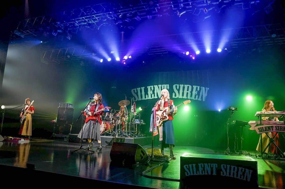 山内あいなさんのインスタグラム写真 - (山内あいなInstagram)「SILENT SIREN IS BORN AT THE LIVE HOUSE.  photo by @kamiiisaka  #サイサイ愛美 #今年初ライブ #生配信ライブ #余韻 #bass #fender #heritage #ラスト4コマみたいになってるね」6月22日 19時49分 - ainayamauchi3131