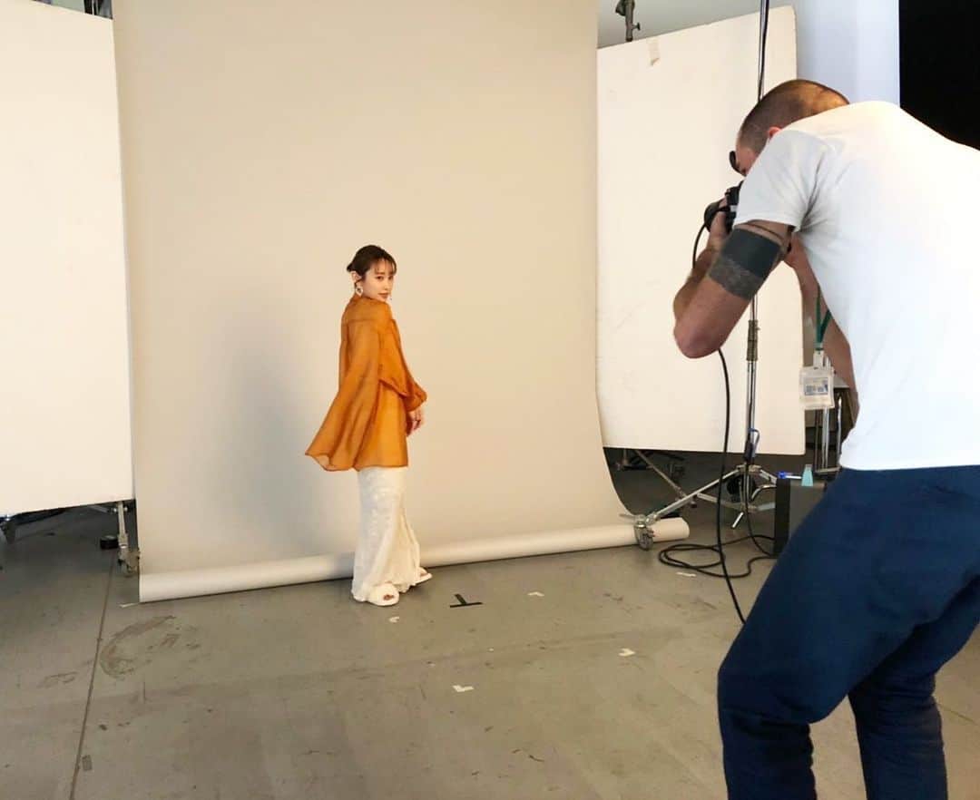 高橋愛さんのインスタグラム写真 - (高橋愛Instagram)「🖤 ㅤㅤㅤㅤㅤㅤㅤㅤㅤㅤㅤㅤㅤ ㅤㅤㅤㅤㅤㅤㅤㅤㅤㅤㅤㅤㅤ 今日の21時頃！ フジテレビの番組内で 脱臭炭の新CMが放送されます☺️🙏🏻 ㅤㅤㅤㅤㅤㅤㅤㅤㅤㅤㅤㅤㅤ またまたあいれなで 出演させていただいております！ ありがとうございます🥺💙💛 ㅤㅤㅤㅤㅤㅤㅤㅤㅤㅤㅤㅤㅤ れーなとも 久しぶりに会えて 嬉しかったなぁ🥰 ㅤㅤㅤㅤㅤㅤㅤㅤㅤㅤㅤㅤㅤ 是非チェックしてくださいね！！！ ㅤㅤㅤㅤㅤㅤㅤㅤㅤㅤㅤㅤㅤ ㅤㅤㅤㅤㅤㅤㅤㅤㅤㅤㅤㅤㅤ 冷蔵庫には、脱臭炭🖤 ㅤㅤㅤㅤㅤㅤㅤㅤㅤㅤㅤㅤㅤ うちもこの前 入れ替えたばっかし！ ㅤㅤㅤㅤㅤㅤㅤㅤㅤㅤㅤㅤㅤ お家時間🏠 充実させましょ😋 ㅤㅤㅤㅤㅤㅤㅤㅤㅤㅤㅤㅤㅤ  #エステー #脱臭炭 #あいれな #田中れいな #高橋愛 #tvcm #ミテネ♡」6月22日 19時57分 - i_am_takahashi