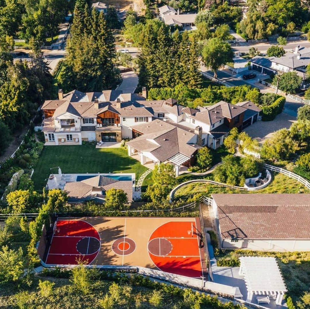 Dirk A. Productionsさんのインスタグラム写真 - (Dirk A. ProductionsInstagram)「🚨UP FOR GRABS! 9 bedroom, 11 bath Estate in Hidden Hills previously owned by @theweeknd • If interested in more info and price, DM or Text (424) 256-6861」6月22日 19時57分 - supercarfocusdotcom