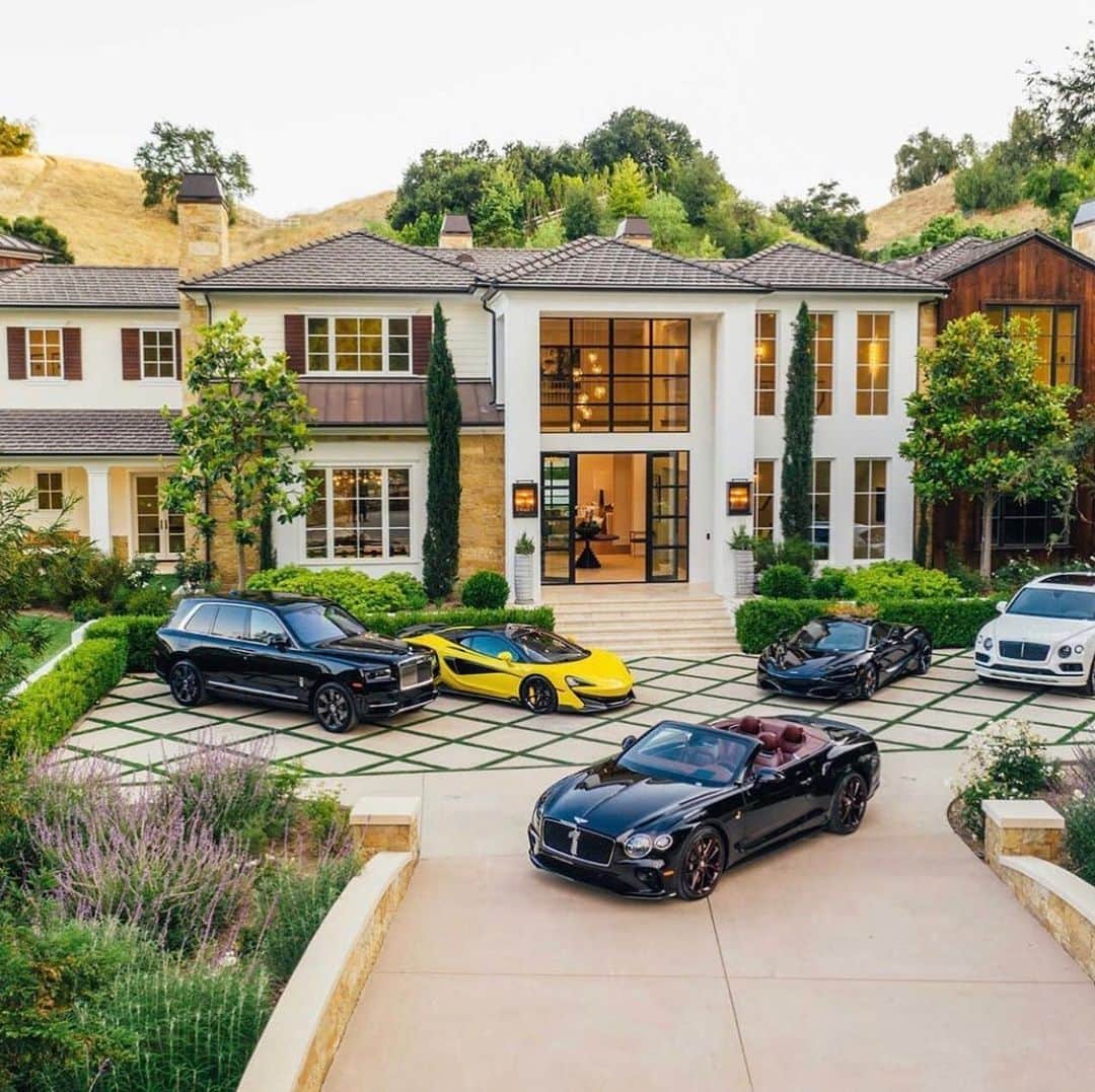 Dirk A. Productionsのインスタグラム：「🚨UP FOR GRABS! 9 bedroom, 11 bath Estate in Hidden Hills previously owned by @theweeknd • If interested in more info and price, DM or Text (424) 256-6861」