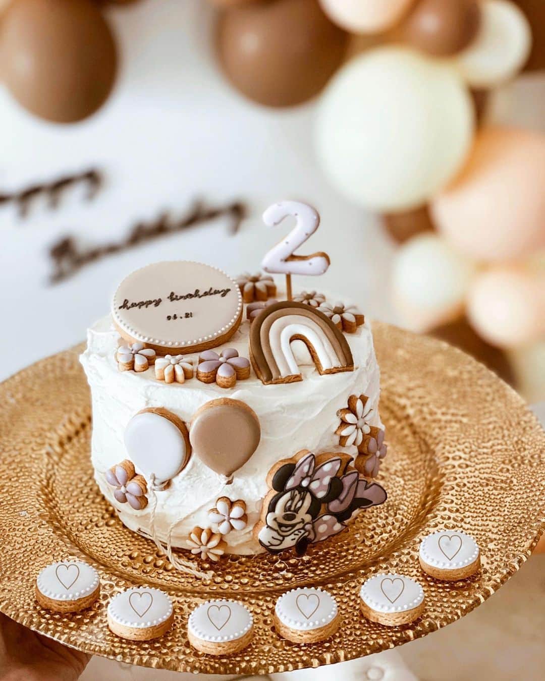 岡田美季さんのインスタグラム写真 - (岡田美季Instagram)「birthdayケーキは大好きなミニーちゃん🎀💗 ミニー！ミニー！と大喜び😍 想像以上にかわいく仕上げてもらえたアイシングクッキー。 すっごいかわいい色も可愛い🎈 大満足、ありがとうございました💕 #2ndbirthday #brithday #birthdaycake #2歳誕生日」6月22日 19時53分 - mikiokada0225