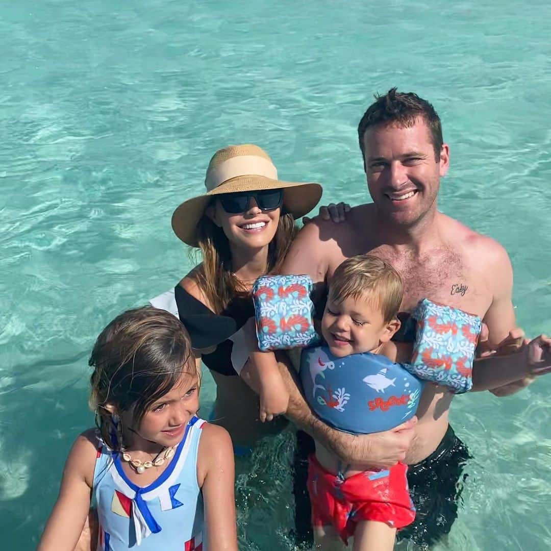 Elizabeth Chambers Hammerのインスタグラム：「Happy Father’s Day to the master bedtime singer, omelette maker, steak griller, “water pusher,” snorkel instructor, story teller and so much more. Our babies couldn’t ask for a more adventurous and entertaining dad and we’re lucky that you’re ours. We love you. ❤️」