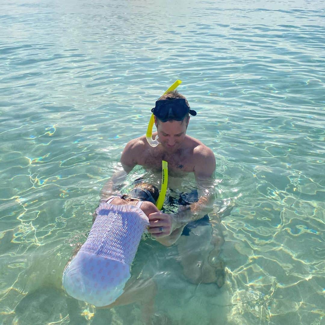 Elizabeth Chambers Hammerさんのインスタグラム写真 - (Elizabeth Chambers HammerInstagram)「Happy Father’s Day to the master bedtime singer, omelette maker, steak griller, “water pusher,” snorkel instructor, story teller and so much more. Our babies couldn’t ask for a more adventurous and entertaining dad and we’re lucky that you’re ours. We love you. ❤️」6月22日 19時55分 - elizabethchambers