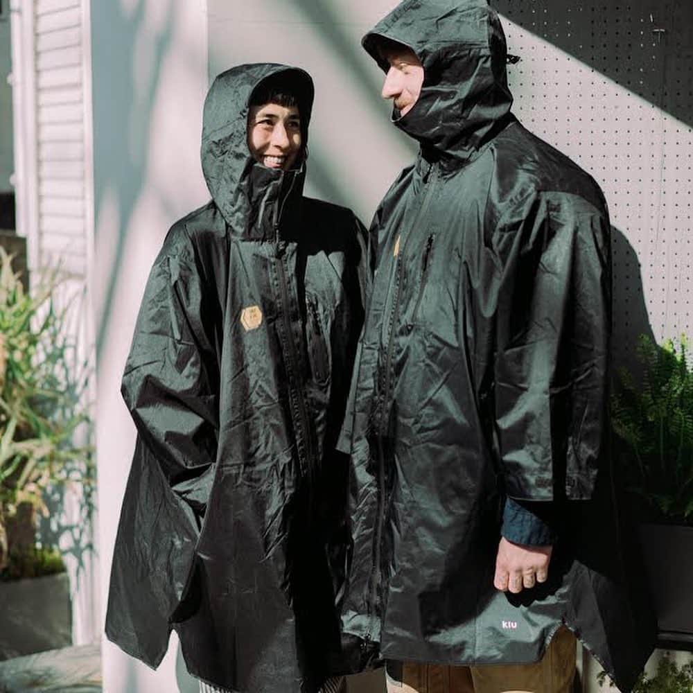 UNBY GENERAL GOODS STOREのインスタグラム：「UNBYマークのポンチョが再入荷致します！KiUとUNBYのコラボレーションポンチョ😎 耐水圧は10,000mmH20を保持、スタッフサック型の収納袋やツバ付きフード、ポンチョに珍しいポケットなど、UNBYのアイデアを盛り込んでいただきました！ 止水ファスナーを採用し、縫い目にはシームテープを施しています。キャンプ、フェス、自転車のりさんにおすすめっ☔️ お写真のご夫婦は、自転車のりさんで、かっこいいポンチョって全然ないから嬉しいー！とおそろいで購入してくださり、素敵すぎてモデルをお願いしました🤲素敵なご夫婦にお似合いの、素敵ポンチョ！ . . #パッカブルポンチョ #ポンチョ #UNBY #kiu #防水ポンチョ #ポンチョ #フェスポンチョ」