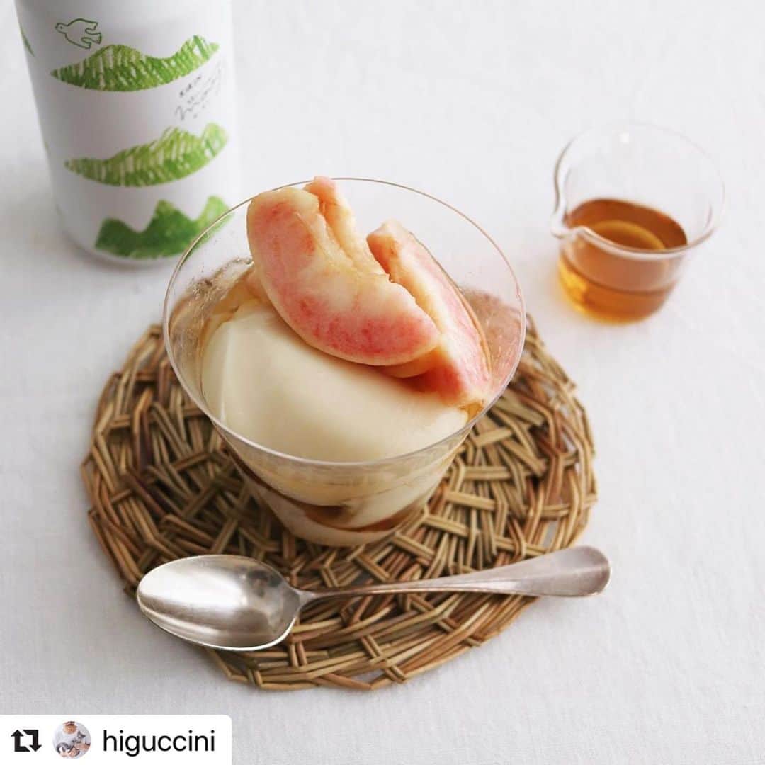 のインスタグラム：「* こんばんは * moogyチームも大ファンの、料理研究家の樋口さん（@higuccini ）が『moogyシロップの豆花』を作ってくださいました〜😊嬉しい〜！！ * しかも、樋口さんはアレンジで桃をトッピングされていて🍑めちゃくちゃ美味しそうなのです！さすがです…🤤 写真も、桃のピンクと、#夏山ハイク 柄の緑がまた映えて素敵〜 * 桃の他にも色々なフルーツトッピングで作ってみたくなっちゃう… 私もまた作ろうかな〜😚 * 樋口さんのInstagramもとっても素敵なので、皆さんもぜひ遊びに行ってみてくださいね！ そして、『moogyシロップの豆花』もぜひ作ってみてほしい〜♫ レシピは、過去のフィードからご覧ください〜📝 * （てら） * * * * #Repost @higuccini with @make_repost ・・・ #douhua  おやつに豆花（トウファ） トゥルントゥルンとして 優しく美味しいスイーツ。 今年初めての桃を添えて。 . こちらのレシピを参考に 『moogyシロップの豆花』 👉👉 @moogy_official . . #豆花 #桃 #トゥルントゥルン #moogy #ムーギー #moogyでつくる #麦茶 #台湾スイーツ #おやつ」
