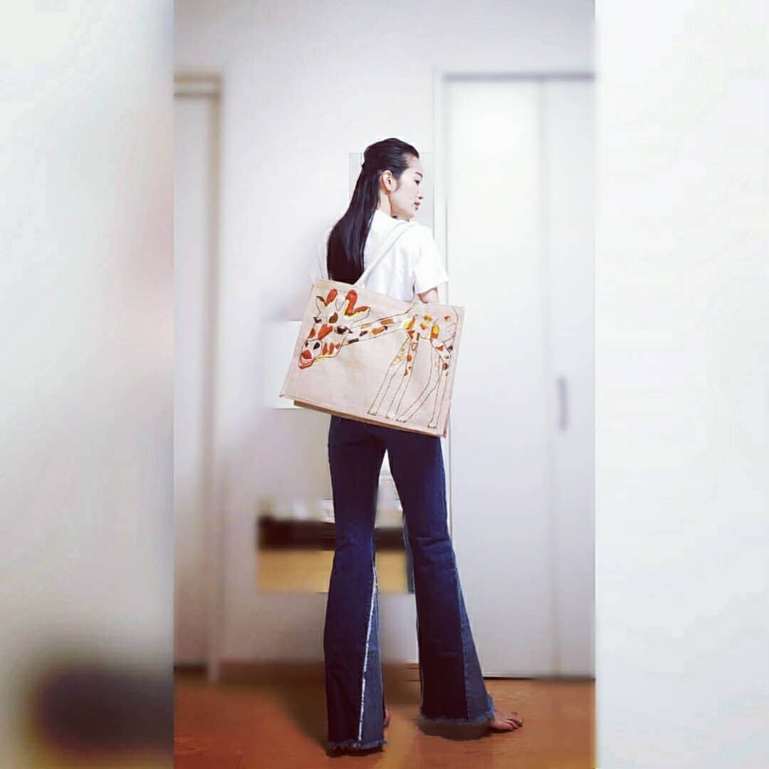 高良ひとみさんのインスタグラム写真 - (高良ひとみInstagram)「🧵👐👜 . . . I embroidered a giraffe pattern into my eco-bag!  #ものづくり  #キリン #キリン柄 #イニシャル #刺繍 #handmade #ho #hitomitakara」6月22日 20時06分 - hitomi__takara