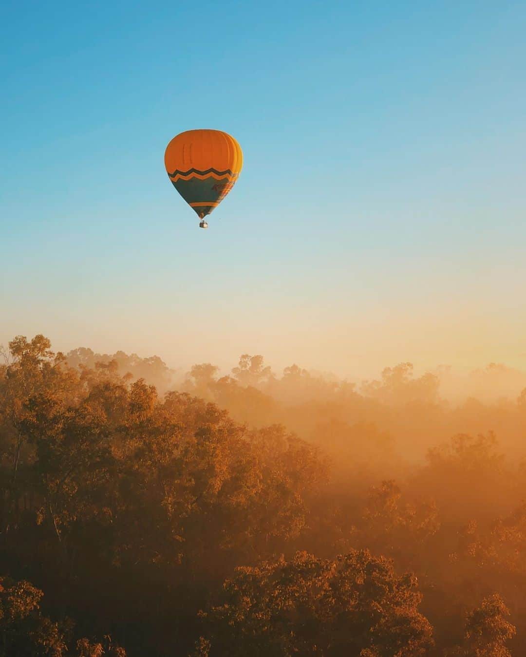 Australiaさんのインスタグラム写真 - (AustraliaInstagram)「Be right back - we’re busy floating over a rainforest in @tropicalnorthqueensland 💛 @elizasum described a #sunrise flight with @hotairballooncairns as “one of my favourite family outings ever”, and we don’t blame her - it looks heavenly! The #MareebaValley in @queensland offers remarkably consistent weather conditions that are particularly reliable for ballooning. If you like the idea of drifting above the peaceful @athertontablelands surrounded by picturesque farmland, lush forests and dramatic mountains, add this to your travel to-do list. #seeaustralia #thisisqueensland #exploreTNQ #visitathertontablelands」6月22日 20時00分 - australia