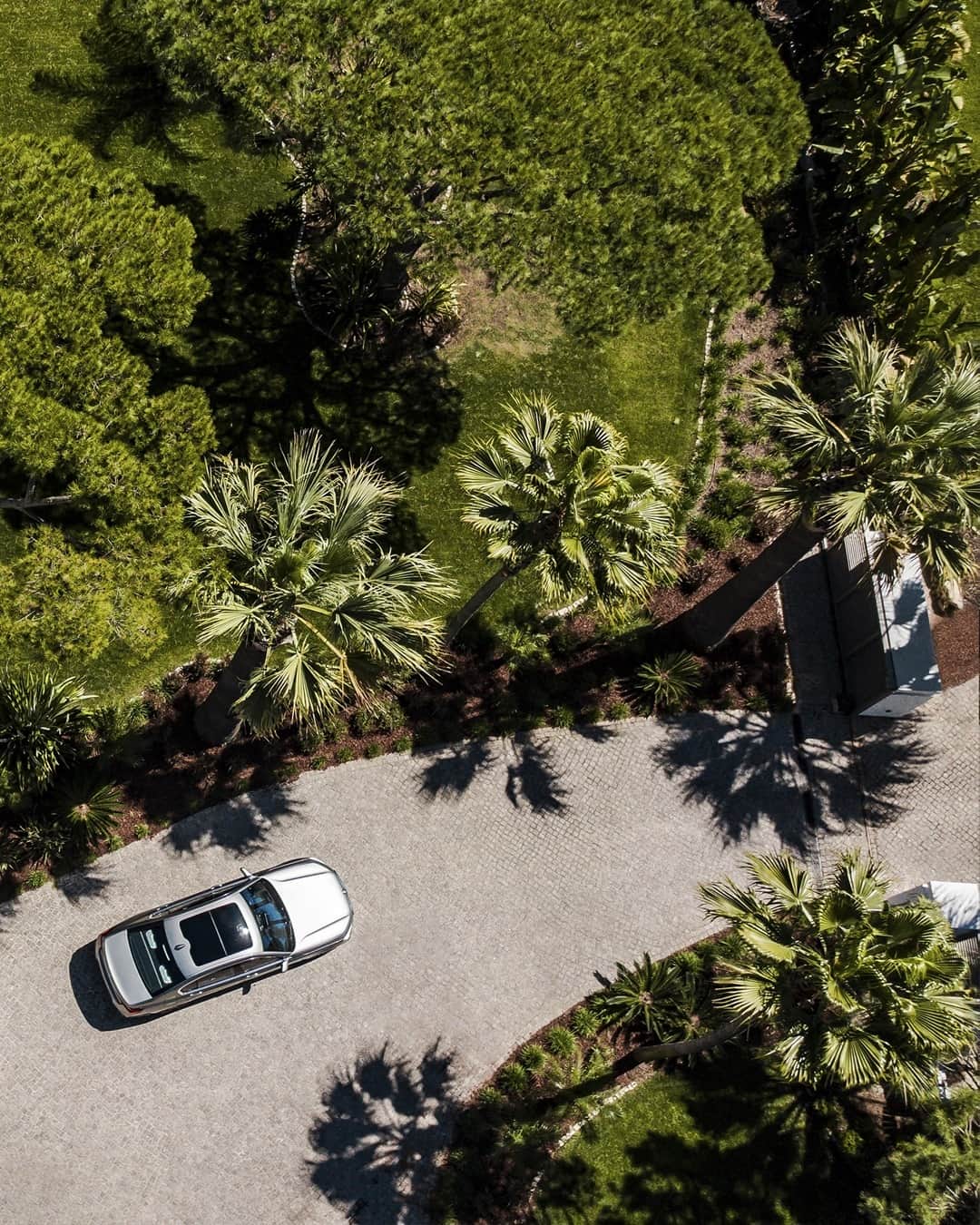 BMWのインスタグラム：「Summer of style.  The BMW 7 Series Sedan. #THE7 #BMW #7Series __ BMW 745Le xDrive Sedan: Energy consumption in kWh/100 km (combined): 16.2–15.8. Fuel consumption in l/100 km (combined): 2.5–2.3. CO2 emissions in g/km (combined): 57–52.  Further information: www.bmw.com/disclaimer. Acceleration (0-100 km/h): 5.1 s.」