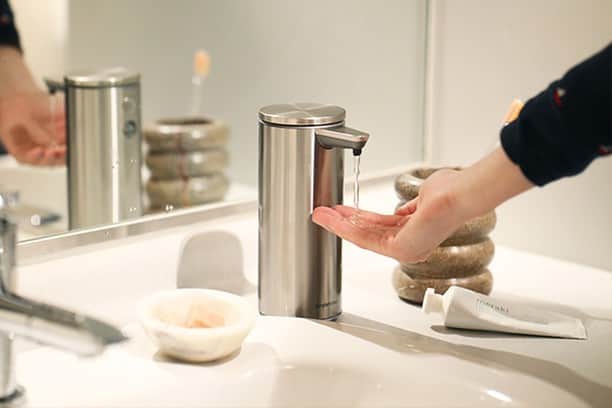 KOZLIFEさんのインスタグラム写真 - (KOZLIFEInstagram)「【KOZブログ】 完璧なハンドソープディスペンサー！ 新登場。 ウィルスや菌を洗い流すには、 ハンドソープを使い手を洗うことが 一番！  手を一切触れることなく タッチフリーで手洗いができる 優れものです。 「私が求めていたものだ！」 と一目ぼれのアイテムを 是非どうぞ！ . ◎ブログは当店トップページのバナーorプロフィールのURLからどうぞ。 ▶︎ @kozlife_tokyo . #KOZLIFE #kozlife_tokyo#LoveFoodLoveLife #instahome #手洗い #ハンドソープ #ディスペンサー #ソープディスペンサー#消毒#除菌#ウイルス対策#便利グッズ#手洗い#食器洗い#暮らしを整える#日々の暮らし#スッキリ暮らす」6月22日 20時00分 - kozlife_tokyo