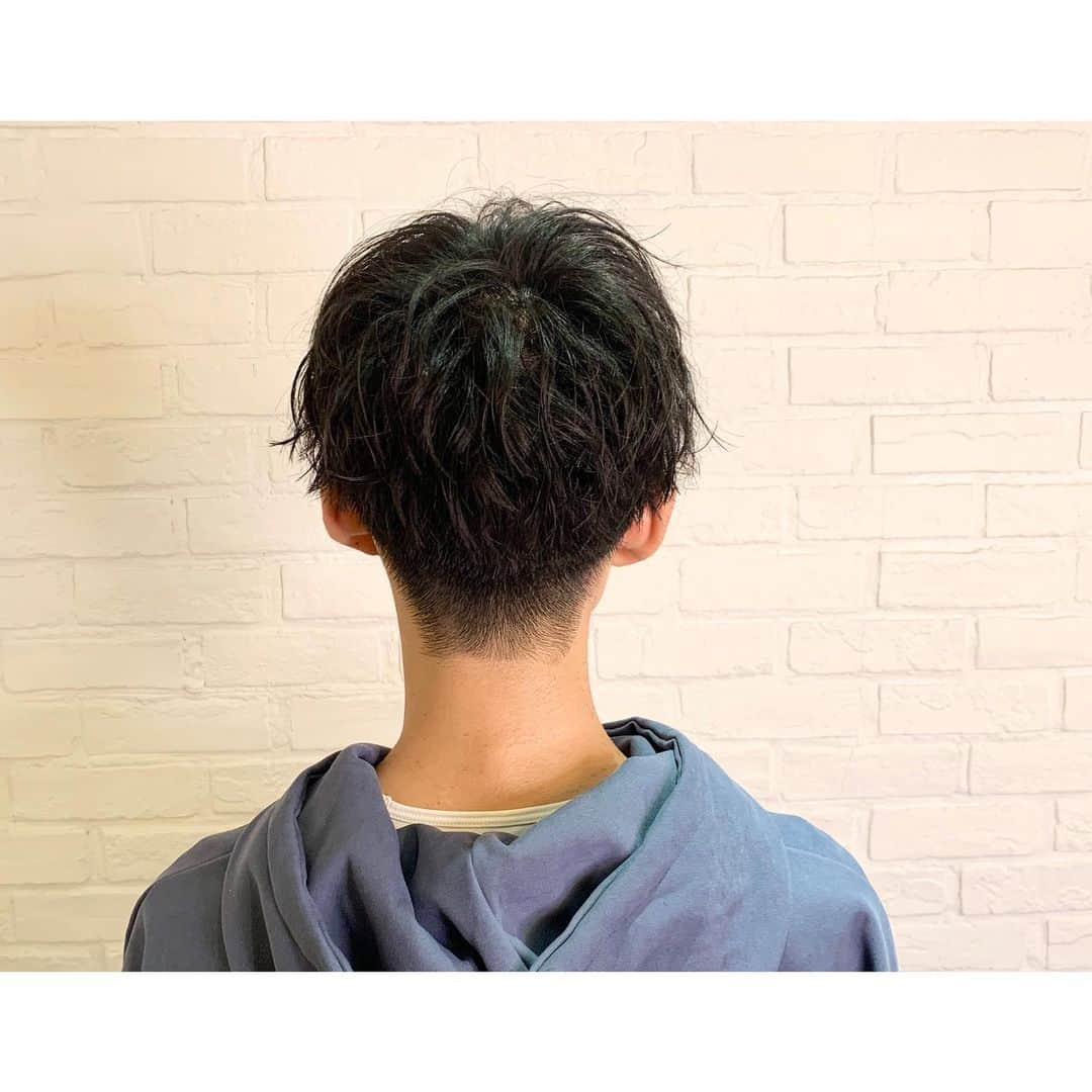 田中滉一さんのインスタグラム写真 - (田中滉一Instagram)「パーカーくんヘアカタログ💇‍♂️﻿ ﻿ 刈り上げが少し高めにしてるので清潔感もあり夏もバッチリ過ごせます😉﻿ ヘアメイクの様子もまだの方ぜひ！ ﻿ 今週もう少しだけご予約お取りできますので我慢してた方！ぜひお越しください！﻿ ﻿ ホットペッパーからご予約取れない場合はDMなどで直接ご連絡ください！﻿ ﻿ 新型コロナウイルスについて　﻿ ﻿ ●フロントにアルコール消毒液の設置。ご来店の際、手指の殺菌除去にご協力ください。﻿ ﻿ ●お客様は、マスクを着用したままでの施術が可能です。（シャンプー時の水濡れ、薬剤が付着することがございますので、替えのマスクのご持参をお勧めいたします）﻿ ﻿ ●店内の各スペースや備品等徹底した清掃と除菌に努めています。﻿ ﻿ また、発熱や咳、だるさなど体調のすぐれないお客様は、ご来店をお控えいただけますようお願い申し上げます。﻿ ﻿ 何卒ご理解ご協力のほどよろしくお願いいたします。 ﻿ ﻿ この度ROVERのチャンネルから独立して個人チャンネルを開設することにしました！﻿ ﻿ 今後はこちらのチャンネルから更新していきます！﻿ よければチャンネル登録お願いします！﻿ ﻿ 僕のプロフィールから飛べますのでよろしくお願いします！﻿ ・﻿ 今週まだご予約に空きがあります！﻿ ぜひお越しください！﻿ ・﻿ ・﻿ ・﻿ ﻿ 予約はホットペッパーまたはDMからもお取りできます！﻿ ﻿  #マッシュ #メンズヘア #メンズファッション #ヘアセット #カラー #ダブルカラー #ケアブリーチ  #美容師 #原宿 #美容室 #ホワイトカラー #白髪#白髪マッシュ#menshair #mensstyle  #無印良品 #l4l #金木研 #ハイトーン  #撮影 #センターパート #刈り上げ  #ヘアカタ #エドルブリーチ #韓国 #韓国マッシュ #コンマヘア #メンズパーマ #荒木勇人 #パーカーチャンネル」6月22日 20時00分 - koichi__tanaka