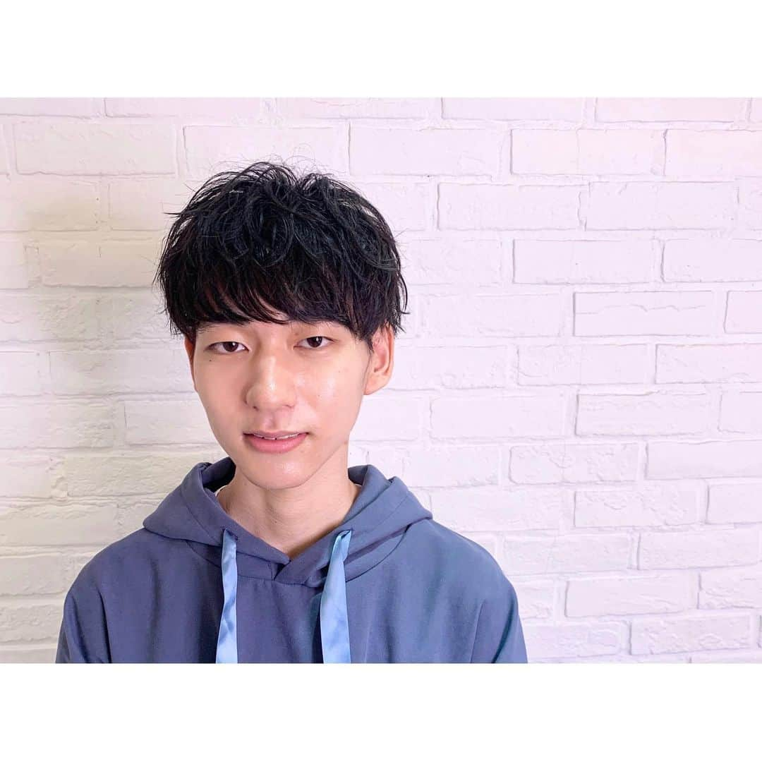 田中滉一さんのインスタグラム写真 - (田中滉一Instagram)「パーカーくんヘアカタログ💇‍♂️﻿ ﻿ 刈り上げが少し高めにしてるので清潔感もあり夏もバッチリ過ごせます😉﻿ ヘアメイクの様子もまだの方ぜひ！ ﻿ 今週もう少しだけご予約お取りできますので我慢してた方！ぜひお越しください！﻿ ﻿ ホットペッパーからご予約取れない場合はDMなどで直接ご連絡ください！﻿ ﻿ 新型コロナウイルスについて　﻿ ﻿ ●フロントにアルコール消毒液の設置。ご来店の際、手指の殺菌除去にご協力ください。﻿ ﻿ ●お客様は、マスクを着用したままでの施術が可能です。（シャンプー時の水濡れ、薬剤が付着することがございますので、替えのマスクのご持参をお勧めいたします）﻿ ﻿ ●店内の各スペースや備品等徹底した清掃と除菌に努めています。﻿ ﻿ また、発熱や咳、だるさなど体調のすぐれないお客様は、ご来店をお控えいただけますようお願い申し上げます。﻿ ﻿ 何卒ご理解ご協力のほどよろしくお願いいたします。 ﻿ ﻿ この度ROVERのチャンネルから独立して個人チャンネルを開設することにしました！﻿ ﻿ 今後はこちらのチャンネルから更新していきます！﻿ よければチャンネル登録お願いします！﻿ ﻿ 僕のプロフィールから飛べますのでよろしくお願いします！﻿ ・﻿ 今週まだご予約に空きがあります！﻿ ぜひお越しください！﻿ ・﻿ ・﻿ ・﻿ ﻿ 予約はホットペッパーまたはDMからもお取りできます！﻿ ﻿  #マッシュ #メンズヘア #メンズファッション #ヘアセット #カラー #ダブルカラー #ケアブリーチ  #美容師 #原宿 #美容室 #ホワイトカラー #白髪#白髪マッシュ#menshair #mensstyle  #無印良品 #l4l #金木研 #ハイトーン  #撮影 #センターパート #刈り上げ  #ヘアカタ #エドルブリーチ #韓国 #韓国マッシュ #コンマヘア #メンズパーマ #荒木勇人 #パーカーチャンネル」6月22日 20時00分 - koichi__tanaka