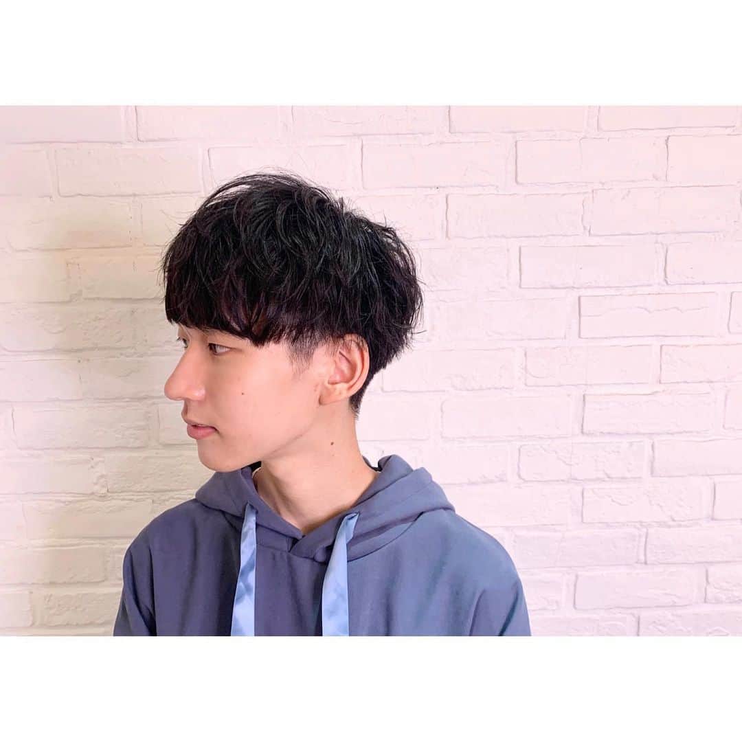 田中滉一さんのインスタグラム写真 - (田中滉一Instagram)「パーカーくんヘアカタログ💇‍♂️﻿ ﻿ 刈り上げが少し高めにしてるので清潔感もあり夏もバッチリ過ごせます😉﻿ ヘアメイクの様子もまだの方ぜひ！ ﻿ 今週もう少しだけご予約お取りできますので我慢してた方！ぜひお越しください！﻿ ﻿ ホットペッパーからご予約取れない場合はDMなどで直接ご連絡ください！﻿ ﻿ 新型コロナウイルスについて　﻿ ﻿ ●フロントにアルコール消毒液の設置。ご来店の際、手指の殺菌除去にご協力ください。﻿ ﻿ ●お客様は、マスクを着用したままでの施術が可能です。（シャンプー時の水濡れ、薬剤が付着することがございますので、替えのマスクのご持参をお勧めいたします）﻿ ﻿ ●店内の各スペースや備品等徹底した清掃と除菌に努めています。﻿ ﻿ また、発熱や咳、だるさなど体調のすぐれないお客様は、ご来店をお控えいただけますようお願い申し上げます。﻿ ﻿ 何卒ご理解ご協力のほどよろしくお願いいたします。 ﻿ ﻿ この度ROVERのチャンネルから独立して個人チャンネルを開設することにしました！﻿ ﻿ 今後はこちらのチャンネルから更新していきます！﻿ よければチャンネル登録お願いします！﻿ ﻿ 僕のプロフィールから飛べますのでよろしくお願いします！﻿ ・﻿ 今週まだご予約に空きがあります！﻿ ぜひお越しください！﻿ ・﻿ ・﻿ ・﻿ ﻿ 予約はホットペッパーまたはDMからもお取りできます！﻿ ﻿  #マッシュ #メンズヘア #メンズファッション #ヘアセット #カラー #ダブルカラー #ケアブリーチ  #美容師 #原宿 #美容室 #ホワイトカラー #白髪#白髪マッシュ#menshair #mensstyle  #無印良品 #l4l #金木研 #ハイトーン  #撮影 #センターパート #刈り上げ  #ヘアカタ #エドルブリーチ #韓国 #韓国マッシュ #コンマヘア #メンズパーマ #荒木勇人 #パーカーチャンネル」6月22日 20時00分 - koichi__tanaka