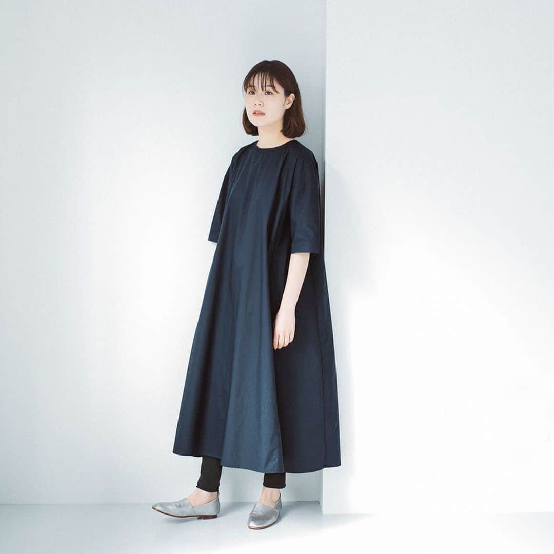 ナチュランさんのインスタグラム写真 - (ナチュランInstagram)「毎年恒例の、ナチュラン×人気ブランド別注の『夏の福袋』。﻿ 今回は、ATELIER EQUAL（アトリエイコール）の、ワードローブに加えたい定番デザインの4点セットをご紹介します。﻿ ﻿ ﻿ -----------﻿ ■4点￥30600相当　ATELIER EQUAL福袋［EQC-1A43-0006-A］﻿ ・ギンガムチェックバンドカラーワンピース﻿ 前開きで羽織としても着こなせるワンピース。速乾性が高いつるっとした肌ざわりの生地を使用しているので、暑い季節も重宝します。﻿ ﻿ ・タイプライターAラインワンピース﻿ 微光沢の半袖ワンピースは、脇に切替えを入れた美しいフレアラインが特徴。詰まったネックラインやシルエットを活かしたシンプルなディテールで、1枚でも上品に着こなせます。﻿ ﻿ ・バイカラー切替コクーンチュニック／タイプライタータックストレートパンツ﻿ バイカラーの配色と、裾にタックを入れた丸い形のチュニック。やわらかく軽い生地をたっぷり使ったワイドなデザインは、風通しよく暑い夏にも最適です。ハリのあるコットン素材のパンツは、重ね着にもバランスの取りやすいクロップド丈。総ゴム仕様でラフな着心地です。﻿ ﻿ ﻿ ﻿ ﻿ ------------------------------﻿ ▶️お買いものは写真内のタグをタップしてくださいね。またはプロフィールからもナチュランへリンクしています。→@natulan_official﻿ ﻿ ▶️写真内のタグは、販売中でも消えている場合がございます。ぜひ、ナチュランの検索窓から、注文番号又は商品名を、検索してみてくださいね。﻿ ﻿ ▶️プロフィール画面では、季節のおすすめ商品や、再入荷情報をご紹介しています。ぜひ、ご覧くださいませ。→@natulan_official﻿ ﻿ -----------﻿ #lifewear #fashion #今日のコーデ #コーディネート #ファッション #ナチュラル #ナチュラン #natulan #日々の暮らし #暮らしを楽しむ #シンプルライフ #シンプルコーデ #大人女子 #大人コーデ #ナチュラルコーデ #ワンピース #ATELIEREQUAL #アトリエイコール #福袋 #ギンガム #ギンガムチェック #リンネル #リンネル掲載 #natulan_official」6月22日 20時01分 - natulan_official