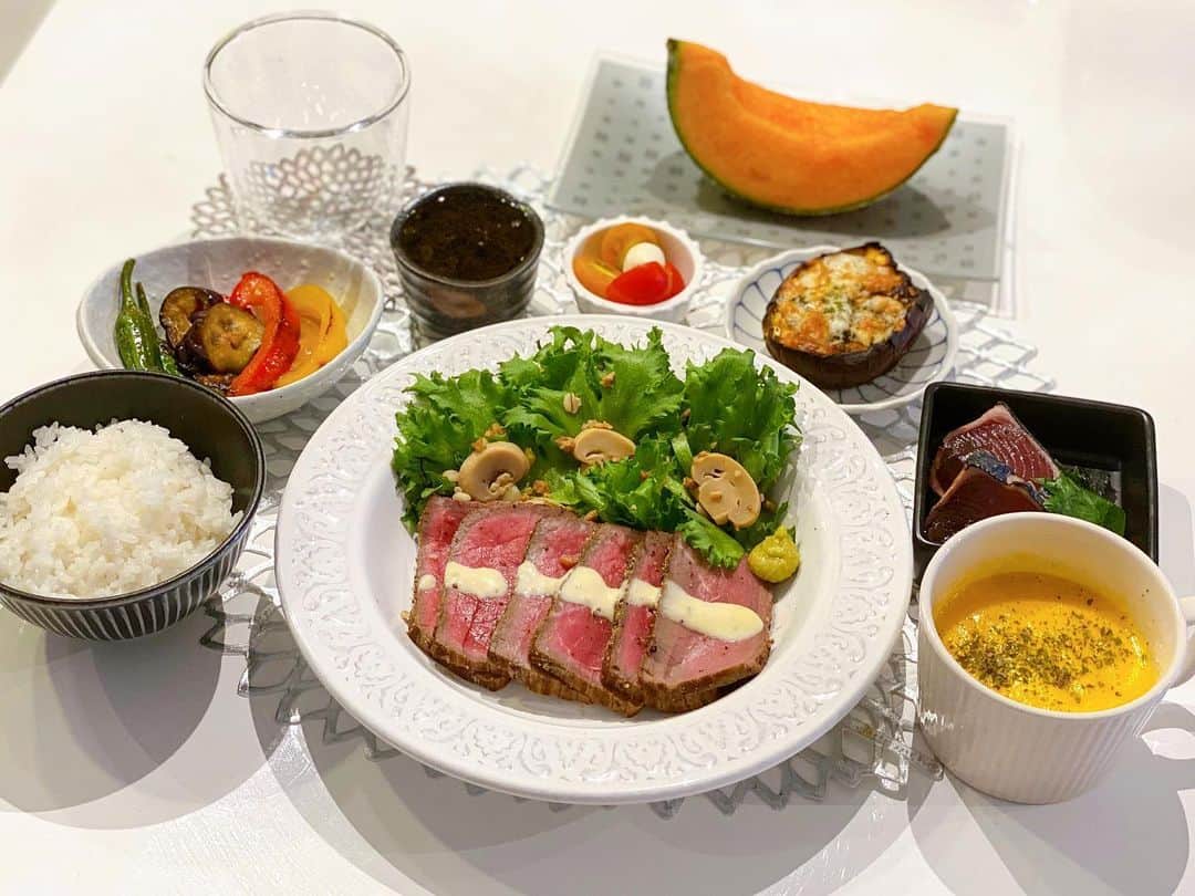 姫野れみのインスタグラム：「#石毛家の食卓 👨🏿‍🍳♡ 今日のメインは自家製ローストビーフ🍖 アマニ油のマヨネーズを使って作ったアイオリソースと山葵を添えて😋立派な米なすが売っていたので、丸ごとオーブンで30分じっくりとチーズ焼きにしました♡ トロトロで美味しくできました🥺✨  🍖#自家製ローストビーフ (山葵アイオリソース) 🥗#５種の豆とキヌアのサラダ 🍆#米なすのチーズ焼き 🌶#夏野菜の焼き浸し (ししとう/茄子/パプリカ/みょうが) 🐟#かつおのたたき 🎃#かぼちゃのポタージュ 🌊#もずく酢 🍅#カプレーゼ 🍚#白米 🍈#赤肉メロン  #アスリートフードマイスター #料理 #和食 #夕食 #アスリート飯 #夕飯 #夜ご飯 #晩ごはん #夜ご飯 #夕ごはん #夜ごはん #和食ごはん #手作り料理 #手作りごはん #おうちごはん #レシピ #dinner #food #cooking」