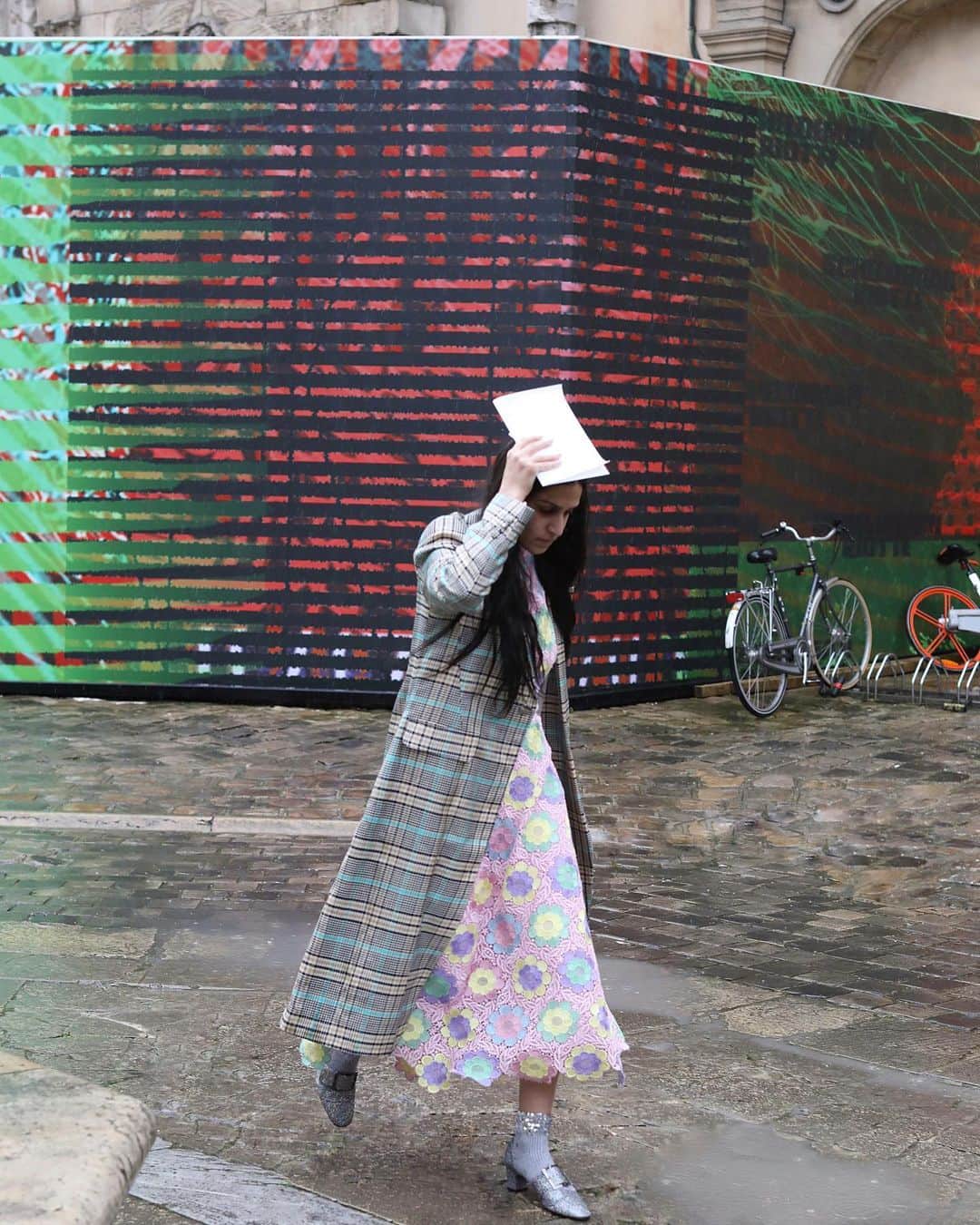 Lee Oliveiraのインスタグラム：「2nd March 2020 On a rainy day 🌧 @anahitaglitters  École Nationale Supérieure des Beaux-Arts, Paris . . . . #pfw #streetphotography #streetstyle #mode #style」