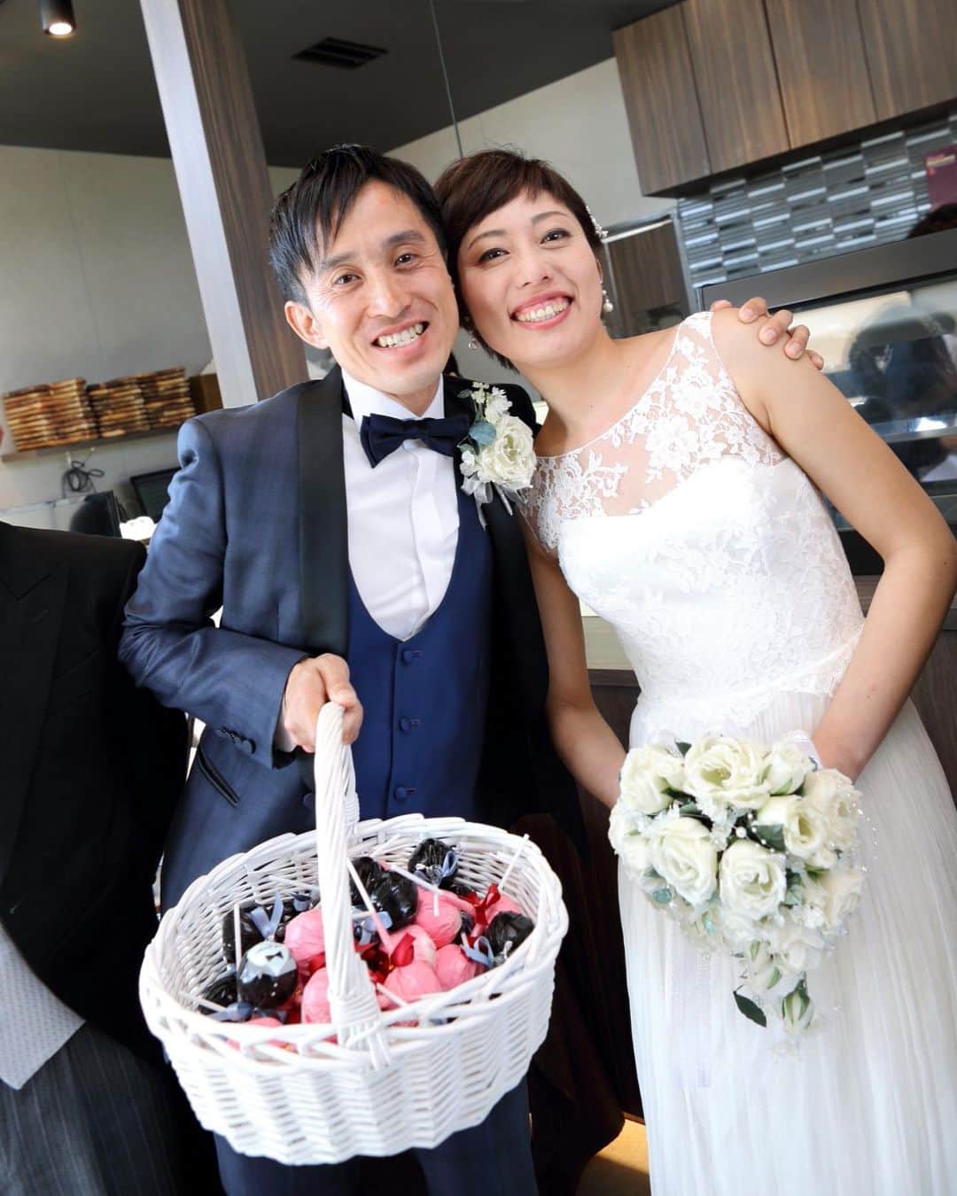 小松結婚式 M&U エムアンドユー ウェディングのインスタグラム：「【パーティーレポート】結婚式がお開きとなり、ゲストをお見送り。﻿ ﻿ プチギフトとともに「来てくれてありがとう」と、おひとりおひとりに感謝の気持ちをお伝えになられました。﻿ ﻿ ﻿ LOCATION : UMI no RUSTICWEDDING﻿ PARTY SPACE : LAGO BIANCO﻿ GUEST : 46﻿ SEASON : SPRING﻿ ﻿ M&Uの公式サイトでは、挙式・披露会陰会場のご紹介やパーティーレポート、最新の情報などをご確認いただけます。﻿ ﻿ プロフィール( @mandu_wedding )内にあるURLよりご確認ください。﻿ ﻿ *・。*・。*・。*・。*・。*・。*・。﻿ ﻿ 【苔の里・木場潟を巡る♪ 杜と湖のラスティックウエディング見学会】﻿ ﻿ 南加賀の大自然を舞台とする“杜と湖のラスティックウエディング”。﻿ その舞台となる苔の里・木場潟の見学ツアーです。﻿ 実際のロケーションを体感してお二人のイメージを膨らませてください！﻿ ﻿ ○開催日／土日祝の11:00〜15:00（完全予約制）﻿ ○お問い合わせ・お申し込み／プロフィール内のリンクより公式サイトにお進みください。﻿ ﻿ *・。*・。*・。*・。*・。*・。*・。﻿ ﻿ 【M&U WEDDING の結婚式】﻿ ﻿ 100年経っても変わらないこの景色。﻿ 訪れるたび、幸せの記憶がよみがえる。﻿ ﻿ 石川県小松市。ここにある自然環境を最大限に活かした、シンプルでナチュラルな結婚式、『ラスティックウエディング』﻿ ﻿ ラスティックとは、「素朴」や「温かみ」という意味があります。﻿ 自然に囲まれて、気持ちのよい日差しを浴びながら、飾り過ぎない素の美しい世界で、大切なゲストとかけがえのない時間を過ごす。まるで映画のワンシーンのようなウエディングです。﻿ ﻿ *・。*・。*・。*・。*・。*・。*﻿ ﻿ ﻿ ﻿ ﻿ ﻿ #お見送りギフト  #エムアンドユー花嫁 #パーティーレポート﻿ #杜と湖のラスティックウェディング #エムアンドユー #苔の里 #木場潟公園 #石川 #石川県 #小松市#小松 #金沢市 #金沢 #加賀 #加賀市 #野々市#野々市市 #白山 #白山市 #小松結婚式 #小松市結婚式 #小松結婚式場 #小松市結婚式場  #ラスティックウェディング #リゾートウェディング  #小松カフェ #金沢カフェ #ホテルビナリオKOMATSUセントレ #ラーゴビアンコ」