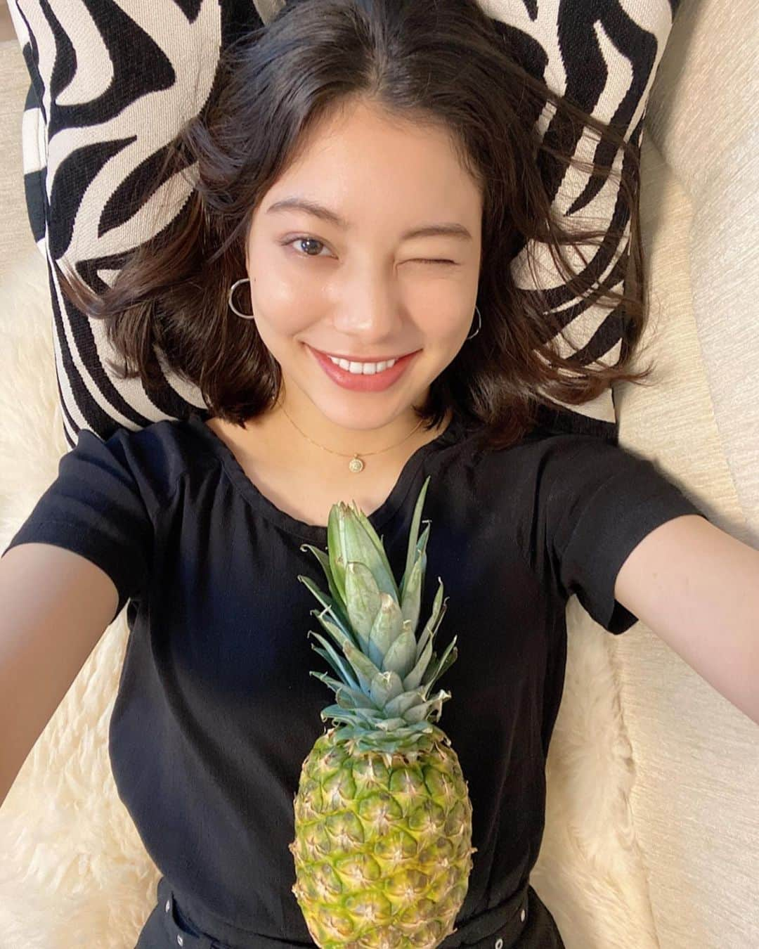 せたこさんのインスタグラム写真 - (せたこInstagram)「🍍がプリントされたTシャツだっ！！﻿ と思ったら大間違いだっ！！ ﻿ 🦓の上でごろにゃあするたこまるとパイナッマル😉😄🙂」6月22日 20時15分 - setako