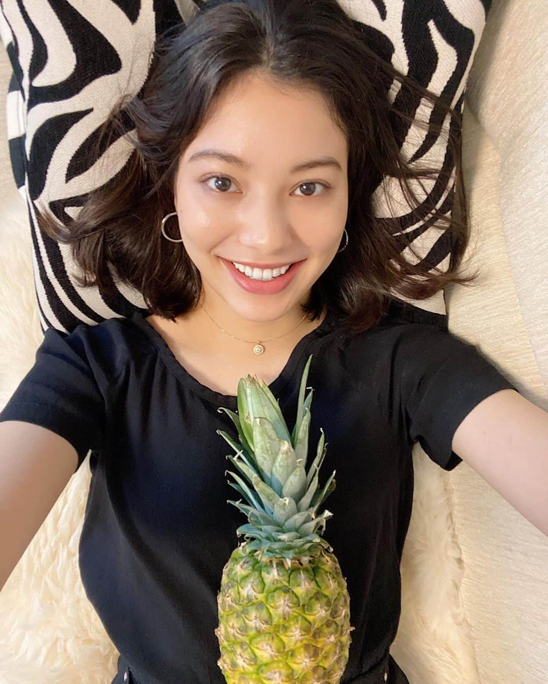 せたこさんのインスタグラム写真 - (せたこInstagram)「🍍がプリントされたTシャツだっ！！﻿ と思ったら大間違いだっ！！ ﻿ 🦓の上でごろにゃあするたこまるとパイナッマル😉😄🙂」6月22日 20時15分 - setako