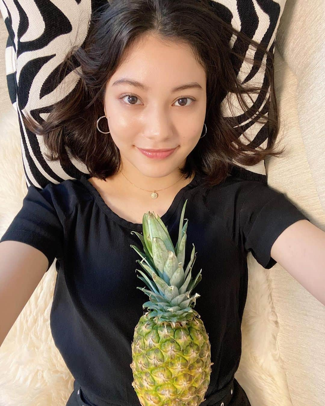 せたこさんのインスタグラム写真 - (せたこInstagram)「🍍がプリントされたTシャツだっ！！﻿ と思ったら大間違いだっ！！ ﻿ 🦓の上でごろにゃあするたこまるとパイナッマル😉😄🙂」6月22日 20時15分 - setako