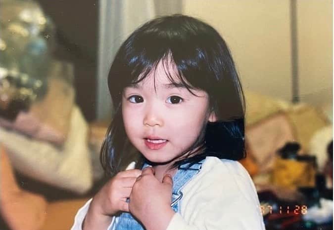 松岡茉優　ファンアカウントのインスタグラム：「. 可愛すぎて5度見しました、🥺 2歳半ぐらいかな？？ .  #松岡茉優#幼少期#spring#summer#child#children #dollstagram #2020#かわいい#推し#好き#女優#俳優#声優#アイドル#モデル#映画#CM#アニメ#日本#Japan#instagood #beautiful#happy#love#おすすめ#いいね#Instagram#Twitter#茉優ちゃん823」