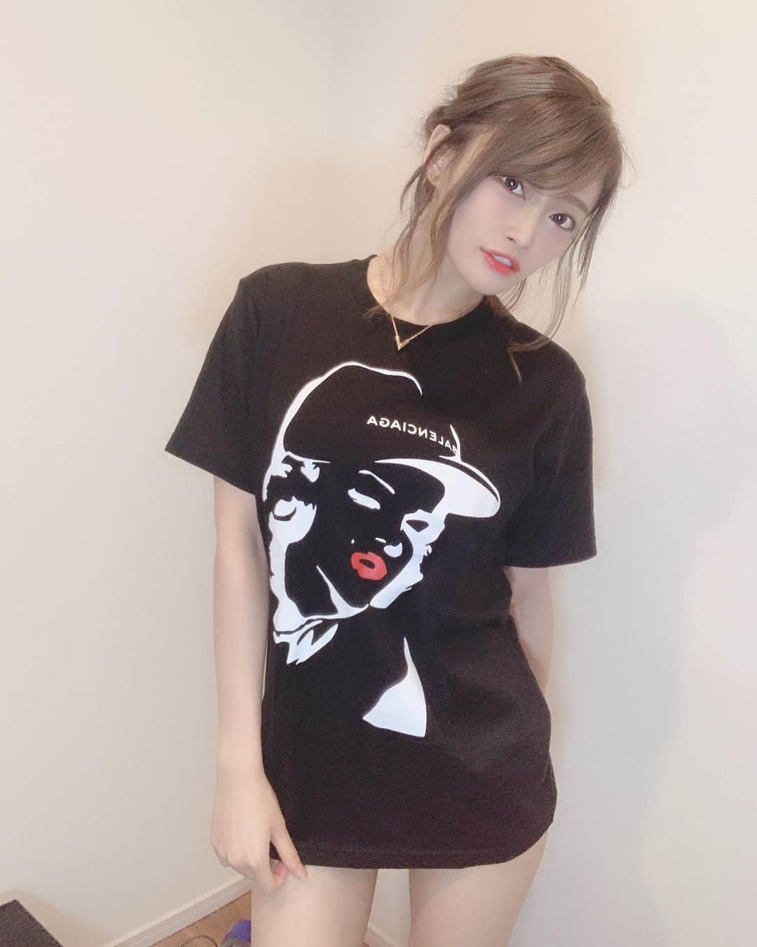 七瀬ひなさんのインスタグラム写真 - (七瀬ひなInstagram)「デフドーグさんのお馴染みのBALENCIAGAのTシャツver.が出たそうです💁‍♀️💋 めちゃくちゃかわいい… 前回パーカーはお揃いにしてくれたひなペンも多いみたいで嬉しかった🥰 ひなはMサイズ着用してます！ 参考にしてね💁‍♀️ Tシャツはこれからの時期にもぴったりじゃけん、ぜひに💁‍♀️💋 #デフドーグ #defdawg #BALENCIAGA #Tシャツ #メンズライク #かわいい #おすすめ」6月22日 20時09分 - piyo0717