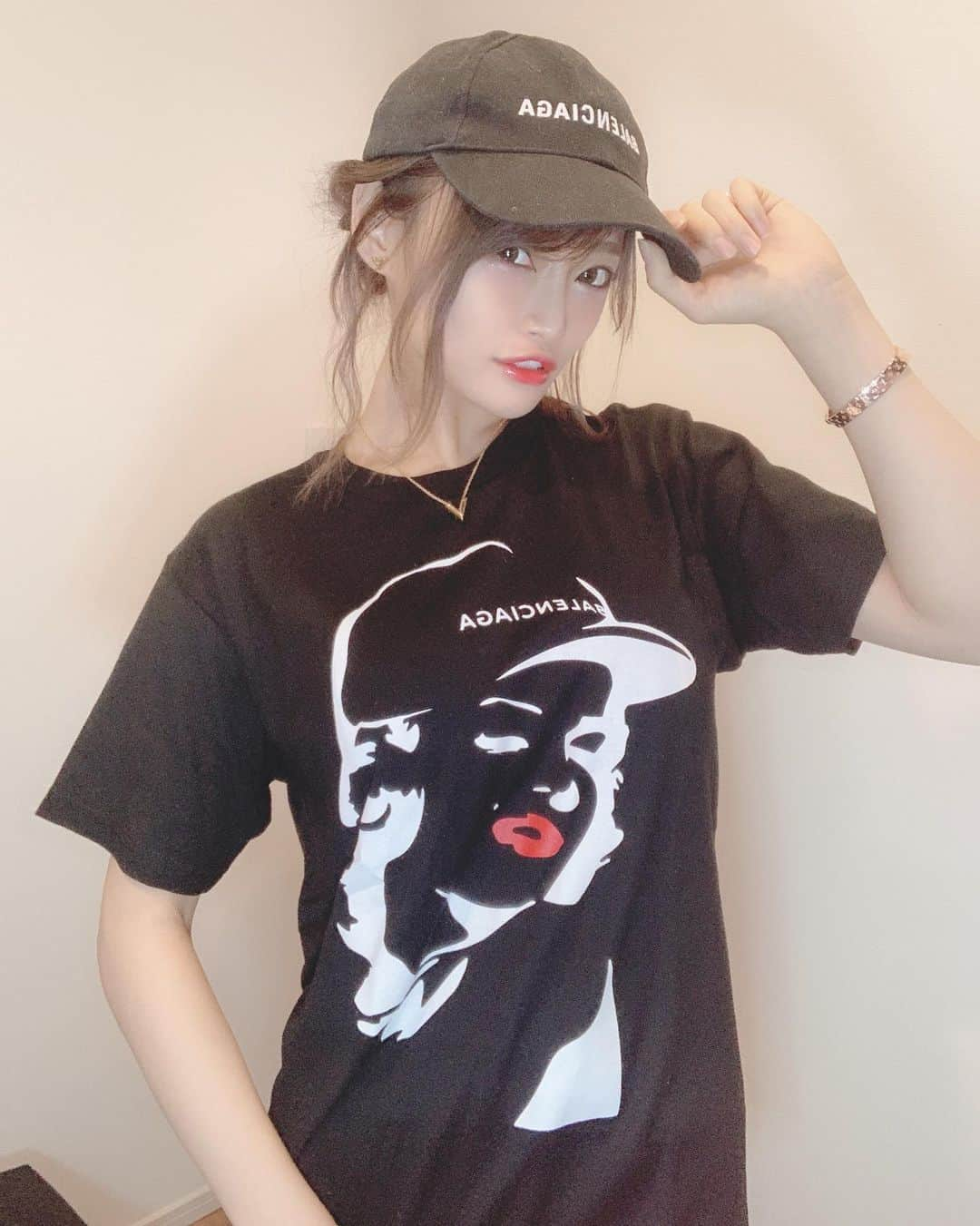 七瀬ひなさんのインスタグラム写真 - (七瀬ひなInstagram)「デフドーグさんのお馴染みのBALENCIAGAのTシャツver.が出たそうです💁‍♀️💋 めちゃくちゃかわいい… 前回パーカーはお揃いにしてくれたひなペンも多いみたいで嬉しかった🥰 ひなはMサイズ着用してます！ 参考にしてね💁‍♀️ Tシャツはこれからの時期にもぴったりじゃけん、ぜひに💁‍♀️💋 #デフドーグ #defdawg #BALENCIAGA #Tシャツ #メンズライク #かわいい #おすすめ」6月22日 20時09分 - piyo0717