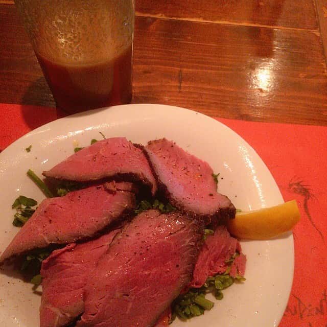 松田洋治さんのインスタグラム写真 - (松田洋治Instagram)「ビジュアル撮影しての ローストビーフ。クレソン大好き。それにあのドレッシング。最強。 #イルキャンティドレッシング」6月22日 20時09分 - youjimat