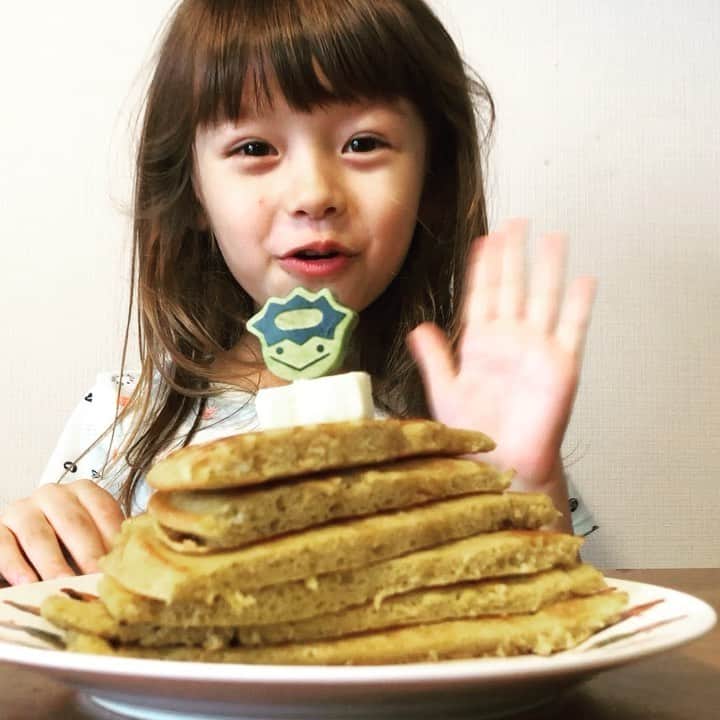 大桑マイミのインスタグラム：「キヌア粉でつくったパンケーキ🥞にシンプルにメープルシロップを。娘が食レポはじめました。ピックの部分があつかったようで。。 最後「あっち🤭」で終了。 しかし、もちもちで美味しかったようです。　キヌア粉は非常に栄養価高くてタンパク質・鉄・食物繊維などが豊富。素晴らしい食材。　小麦粉の代わりにとりいれてます。 満足🤝 #キヌア粉 #パンケーキ #snack」