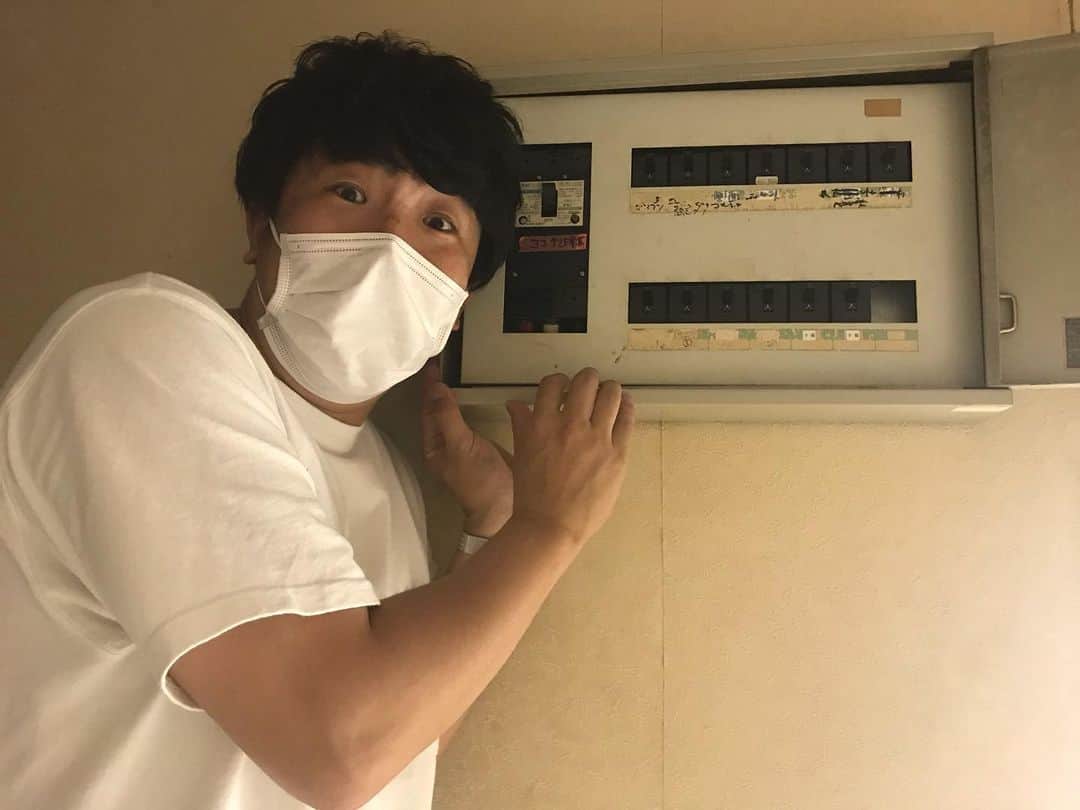 のインスタグラム：「‪今日はかじ笑店の、消防設備の点検や、分電盤の配線の確認などをして来ました。‬ ‪SNSで呼び掛けた時に、力を貸すよ！とご連絡下さった皆さんが仕事の合間をぬって助けに来て下さりました！‬ ‪有り難すぎました！‬ ‪やるぞ！やるぞ！やるぞ！‬ ‪#かじ笑店‬」