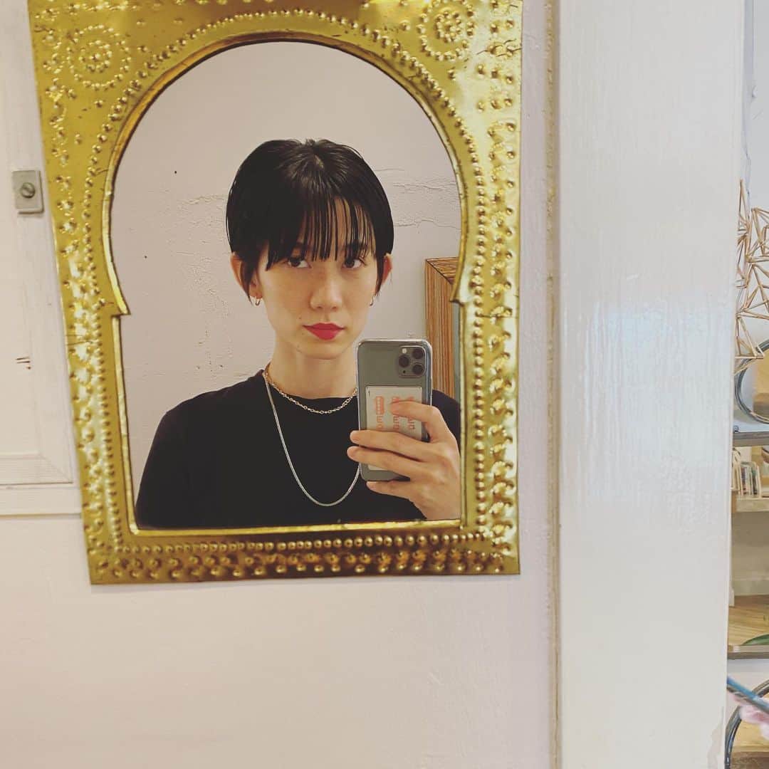 平山奈美のインスタグラム：「伸びきった髪をやっと切れた💇🏻‍♀️ ボリュームは減らしたけど、サイドの長さは残して前髪作ってもらいました✂︎とってもすっきり！ .  @yuki_ii_ いつもありがとう！ .  #カット #ヘアスタイル #ショート #ベリショ #前髪 #off #ママ #男の子ママ #黒髪ショート #赤リップ #自撮り #美容室 #休日の過ごし方」
