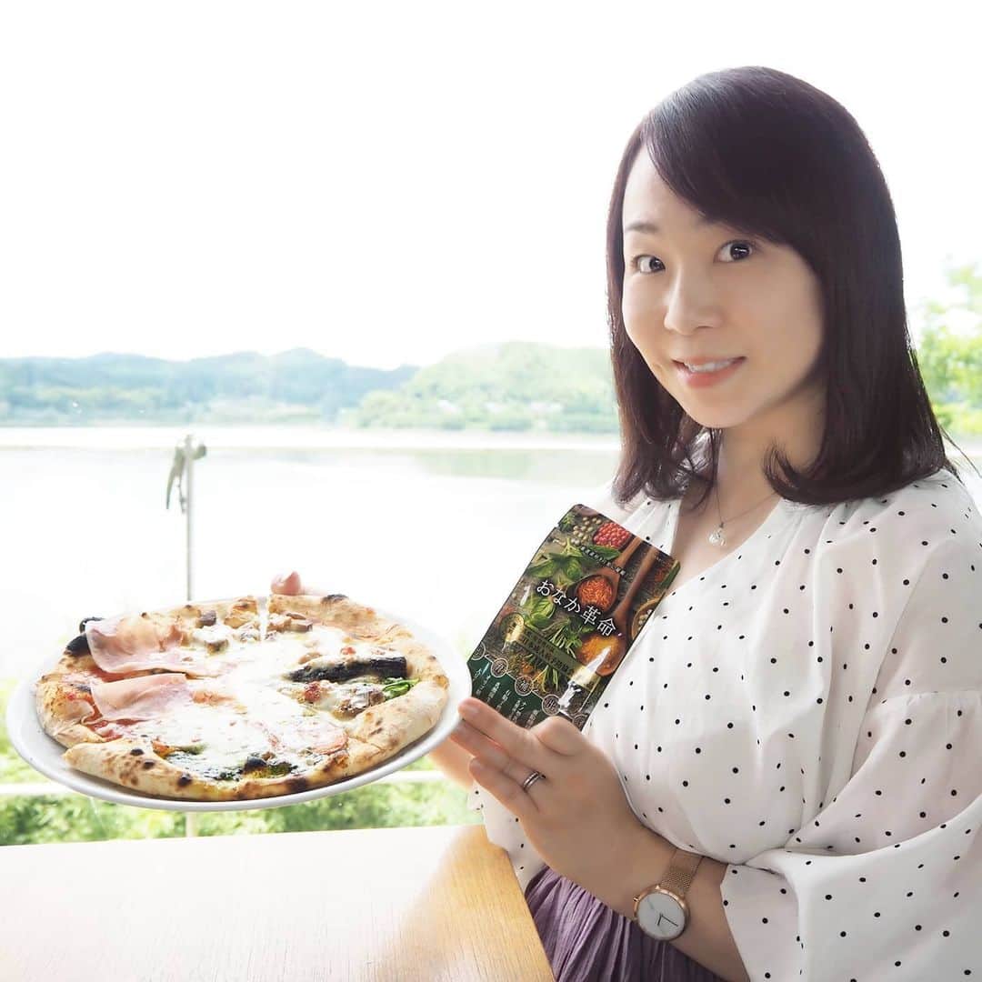 Kuboi Ayumiさんのインスタグラム写真 - (Kuboi AyumiInstagram)「久しぶりに家族でドライブ。﻿ 高滝湖畔を眺めながら本格釜焼きピザと新鮮な野菜たっぷりなランチを堪能しました。﻿ やっぱり自然の中でおいしいもの食べるって幸せだなぁ。﻿ ﻿ 免疫力の70%は腸が司っていることをご存知でしょうか。﻿ 外出制限も解除されて、おいしいものを食べに行ったり旅行することが増えて﻿ やっぱり食べ過ぎちゃうこの時期だからこそ、腸内環境を整えるのは大切ですよね。﻿ ﻿ 免疫力を高めることが健康への第一歩！﻿ ﻿ 私はおなか革命を飲んで免疫力アップを目指しています。﻿ TVでも雑誌でも紹介されていたり、＠コスメで１位もとったことのある人気のサプリなので﻿ 続けてみようと思います。﻿ ﻿ ﻿ @onakakakumei﻿ ﻿ ﻿ #おなか革命 #腸内環境 #腸活 #免疫力強化 #supported #美活 #美容好きさんと繋がりたい﻿ #女子力向上委員会　　#美容好きと繋がりたい」6月22日 20時24分 - himekagami