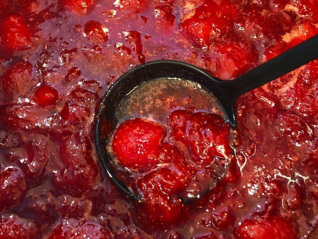 CHIPPRUSONのインスタグラム：「いちごジャム🍓フルーツのみずみずしさを残して真っ赤に仕上げる。ピスタチオバターともにたくさん仕込んでいます。次回は、パンと瓶詰め2種類のセット📦🍞🍓🌱」