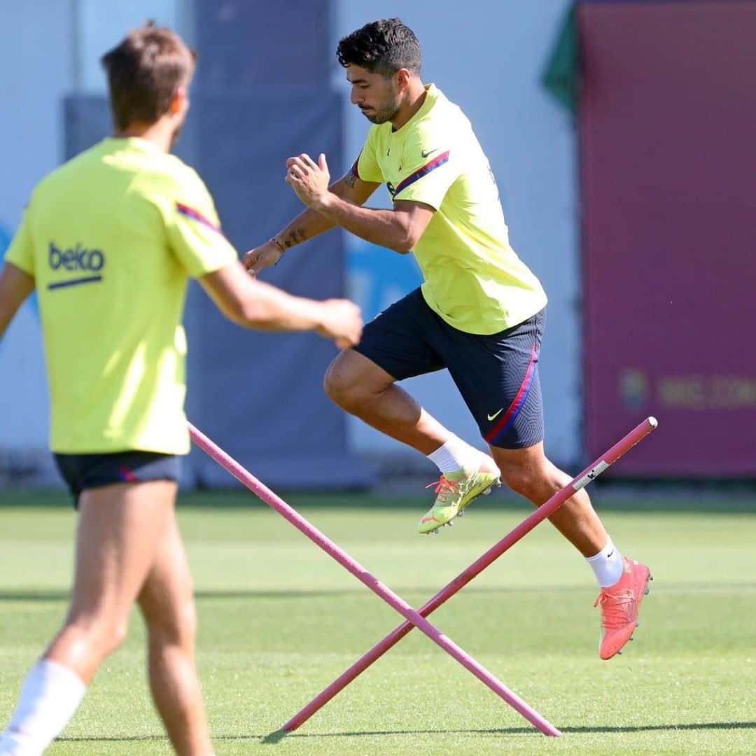 ルイス・アルベルト・スアレスさんのインスタグラム写真 - (ルイス・アルベルト・スアレスInstagram)「Preparados para mañana 🔴🔵💪⚽️ @fcbarcelona #siemprepositivo #seguiremosluchando • Ready for tomorrow! #alwayspositive 💪🏻⚽️🔵🔴」6月22日 20時19分 - luissuarez9