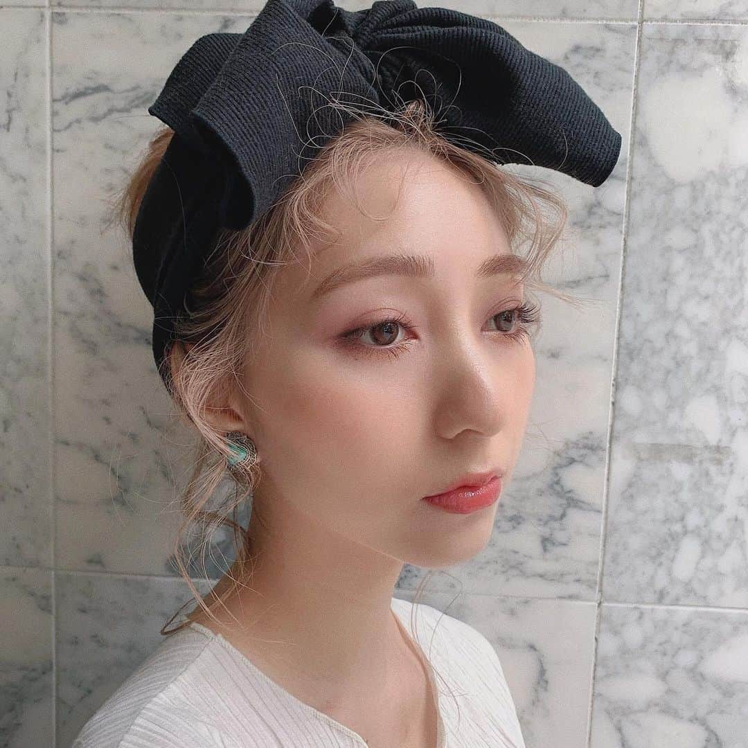 松尾 瞳のインスタグラム：「セルフ撮影make🐑🖤 . ファンデーション / MAKEheal PLクッション BE0102-N アイブロウ / WHOMEE アイブロウパウダー N ブライトブラウン アイシャドウ / THREE アイディメンショナルクアッドパレット 03 アイライン / CANMAKE クリーミータッチライナー 03 マスカラ / UZU モテマスカラ BROWN チーク / SUQQU ピュアカラーブラッシュ 09 リップ / HERA SPICY NUDE GLOSS 422 . 韓国コスメ、デパコス、プチプラコスメと ごちゃ混ぜ🖤笑 . 参考になれば🙏🏻 . #コスメ紹介 #ターバンアレンジ」