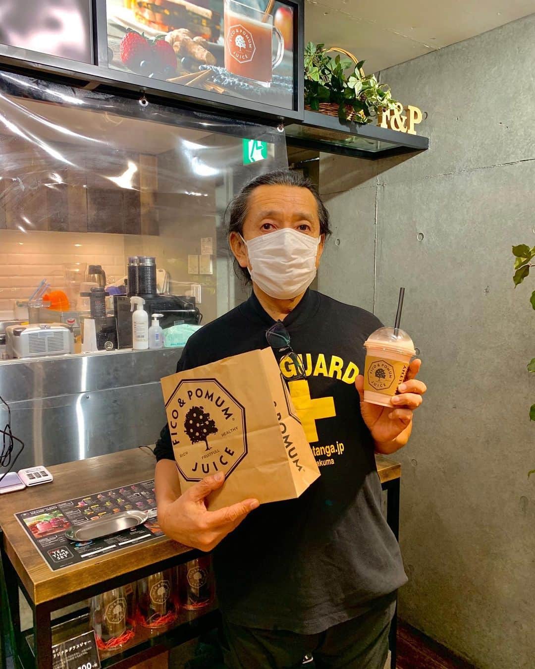 Ken Harakumaのインスタグラム：「雨の表参道も楽しいお店がいっぱい。 エネルギー補給は定番のスムージー @ficoandpomum  注文も定番のストロベリーバナナスムージーにターメリックプロテインダブルと フィコアンドポムムサンド！ ヘルシー気分で梅雨を味わっています。」