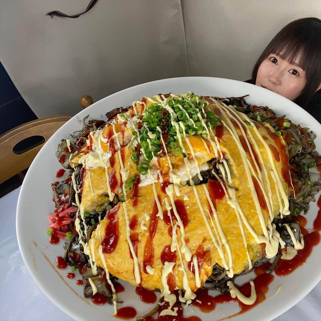 のインスタグラム：「新潟出身で本当に良かった✨✨ 以前ディスティネーションキャンペーンでお世話になった新潟県観光協会さんから再び✨ 本当に本当にありがとうございます😊  新潟県観光協会さんからの嬉しすぎるサプライズで大食いしてみた【大食い】【デカ盛り】 https://youtu.be/rftpR077ZvE  #新潟#新潟県観光協会#糸魚川#ブラック焼きそば#B級グルメ#ご当地焼きそば#イカ墨#イカ墨焼きそば#デカ盛り#大食い#大食い女子 #小国製麺 ■今回の「糸魚川ブラックやきそば」は「小国製麺」さんからお取り寄せできます❤︎ http://www.oguniseimen.com/」