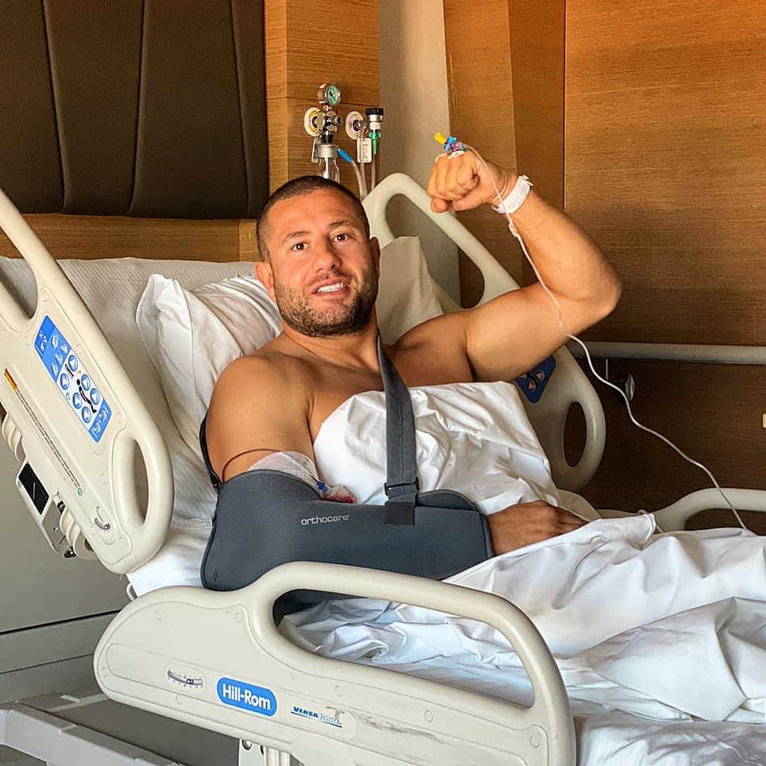 グーカン・サキのインスタグラム：「Update for my followers. After a year of pain and injections in my elbows they found out that in my both elbows I have fractured pieces. That caused pain and inflammations.  My first surgery is done and it went ✅. Second to come. Within a few weeks I can resume the training hopefully without any pain and obstacles.  For every level, there is another devil, that’s life. But remember the darker the night, the brighter the morning so we never ever give up.  Keep you guys posted. Thank you all.」