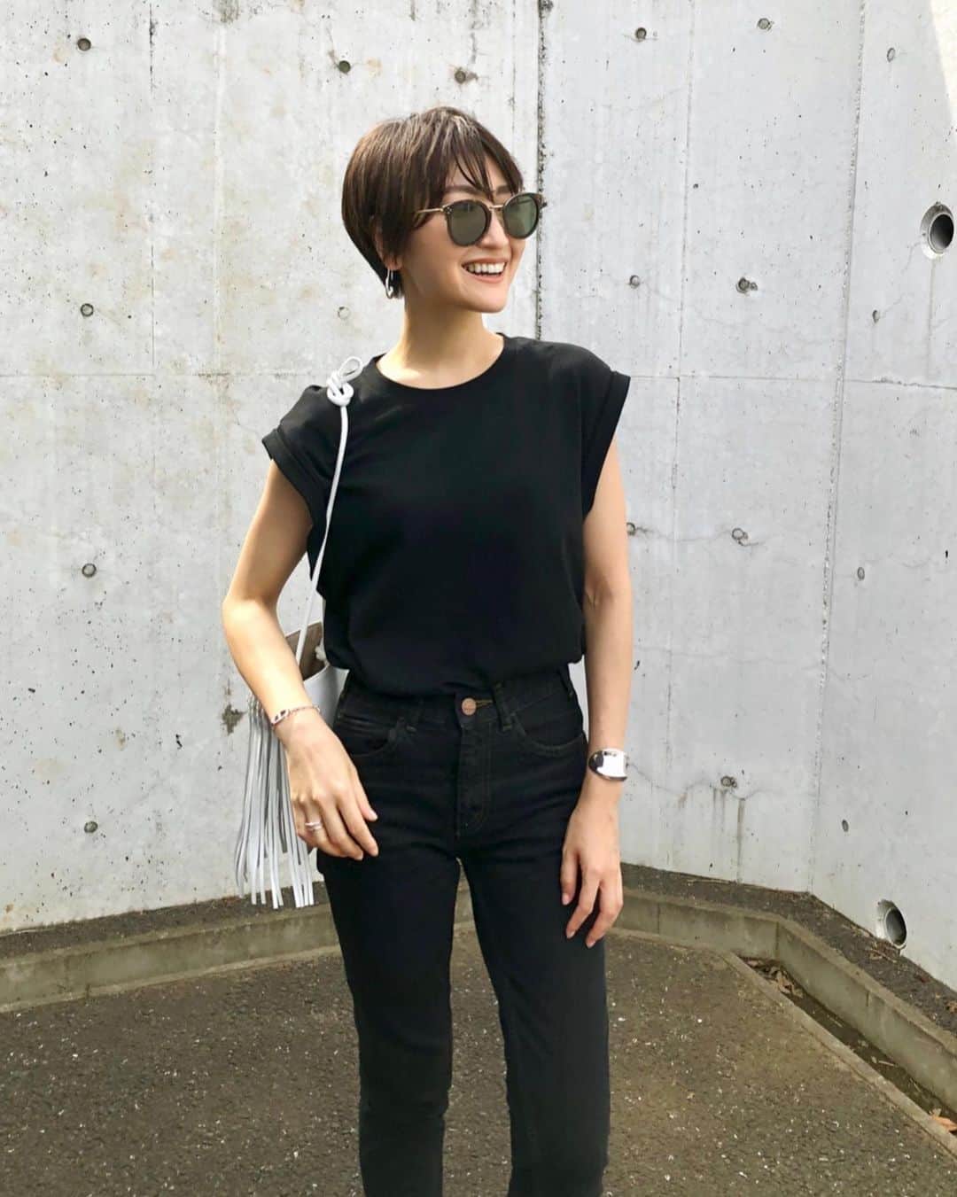 金子麻貴さんのインスタグラム写真 - (金子麻貴Instagram)「最近ハマってるモノトーンコーデ。 久しぶりに @stunninglure のブラックデニム履いてみたけどやっぱり可愛い❤️サンダル合わせる時にちょうど良い丈でお気に入り。  背中開きのトップスはこの前のブラックバージョン。お気に入り過ぎて新色も欲しくなってきた🤔✨ . . . #fashion#regleam#stunninglure#nomadis#sergiorossi#celine#モノトーンコーデ#ブラックコーデ#シンプルコーデ#ママコーデ」6月22日 20時40分 - mtmmaki