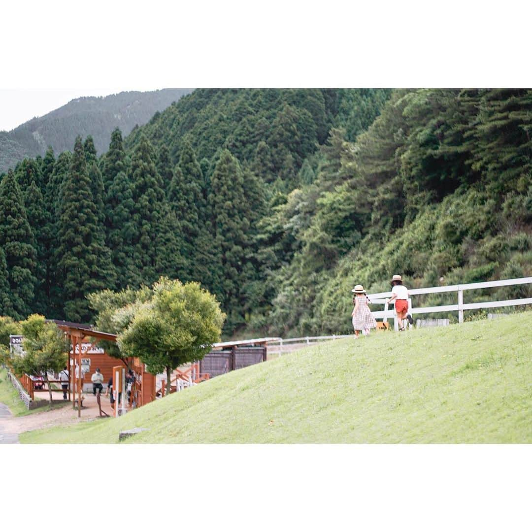 Kyooonさんのインスタグラム写真 - (KyooonInstagram)「ヨーデルの森🌳﻿ ﻿ ﻿ 川遊び、クラフト、魚のつかみどり 芝すべり、自転車、ゴーカート、乗馬﻿ そのほかにも盛り沢山！﻿ ﻿ ﻿ ちょうど一年前にもきたけど﻿ その時は平日だったので今回の方がめいいっぱい楽しめた！（土日の方がイベントが多いみたいです。） 自然いっぱいで大人も癒される場所 #ヨーデルの森#川遊び#子どもとお出かけ#こどもとおでかけ#子連れスポット#家族でお出かけ #兵庫県#姉妹#4歳差姉妹#カメラ練習中#sonya7iii﻿ ﻿ ﻿」6月22日 20時41分 - fancykyon