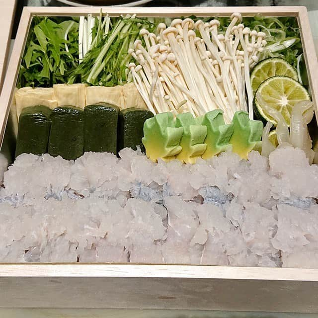 大地真央さんのインスタグラム写真 - (大地真央Instagram)「鱧しゃぶセットをいただきました🥢 お鍋の中で花🌸が咲いたように開いた鱧と、 新鮮なお野菜🥬をポン酢と薬味でいただく😋 湯引きの鱧を梅肉で…も美味しかった❣（プラスわさびも私好み） 出汁巻き玉子1本と、京のおばんざい3種類も入っていました😊 ohバンザーイ…(^_^)v ． #鱧しゃぶ #東京柿傳 #京料理 #旬 #美味しい #お家ご飯 #大地真央 #MAODAICHI」6月22日 20時36分 - daichimao_official