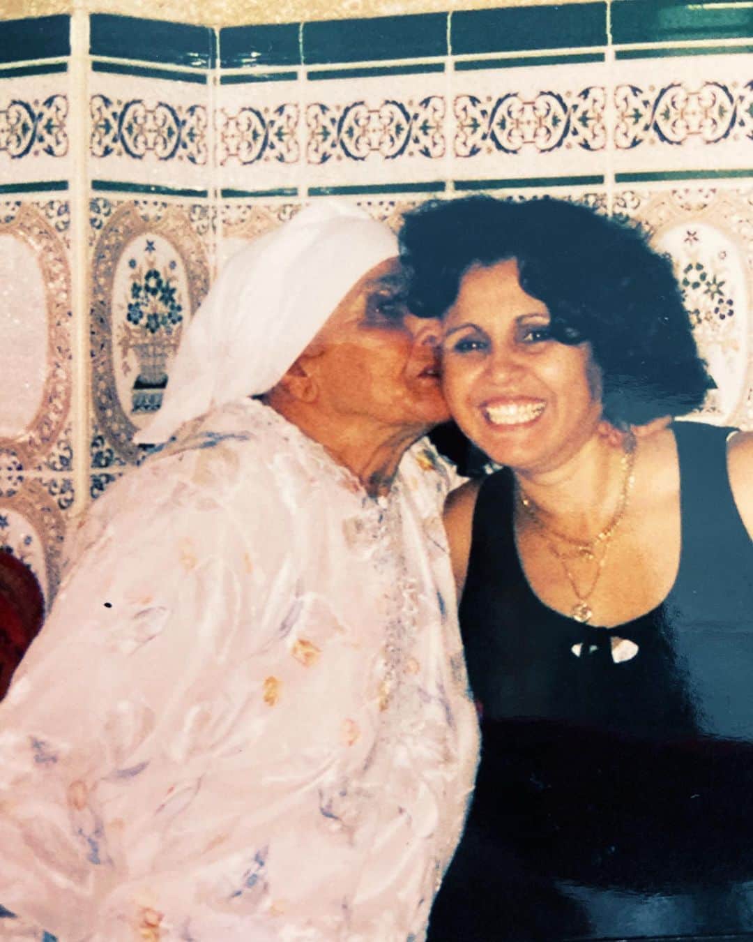 ロリーンさんのインスタグラム写真 - (ロリーンInstagram)「THE WOMEN.  My Mother and grandmother. An infinite source of love, integrity and strength. #amazigh #family #women #love」6月22日 20時42分 - loreenofficial