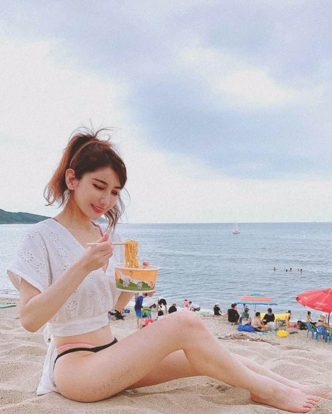 亜里沙さんのインスタグラム写真 - (亜里沙Instagram)「台北的梅雨結束了嗎？🤍 最近週末喜歡去海邊🏖 在海邊吃得涼麺更好吃〜〜 我們一起穿了可愛的Pokemon T😆 @dan3345678 的品牌✨ @x.d.clothing ・ 日本は梅雨真っ只中と聞きましたが、 台湾は梅雨が明けて毎日灼熱☀️🥵 36度とかになってます。 休日は友達と運動にした後そのまま海へ行って、 大好きな涼麺を海辺で食べてただただ まったりしてたよ。 ポケモンTは友達のブランドのもので 着てみました🤣🧡kawaii!! ちなみにプリンとゼニガメです👼（見ればわかる ・ ・ #alisa_in_taiwan #台湾 #台灣 #taiwan #taipei #taiwanlover #台湾生活 #台湾留学 #台湾旅行」6月22日 20時38分 - alisa_0302