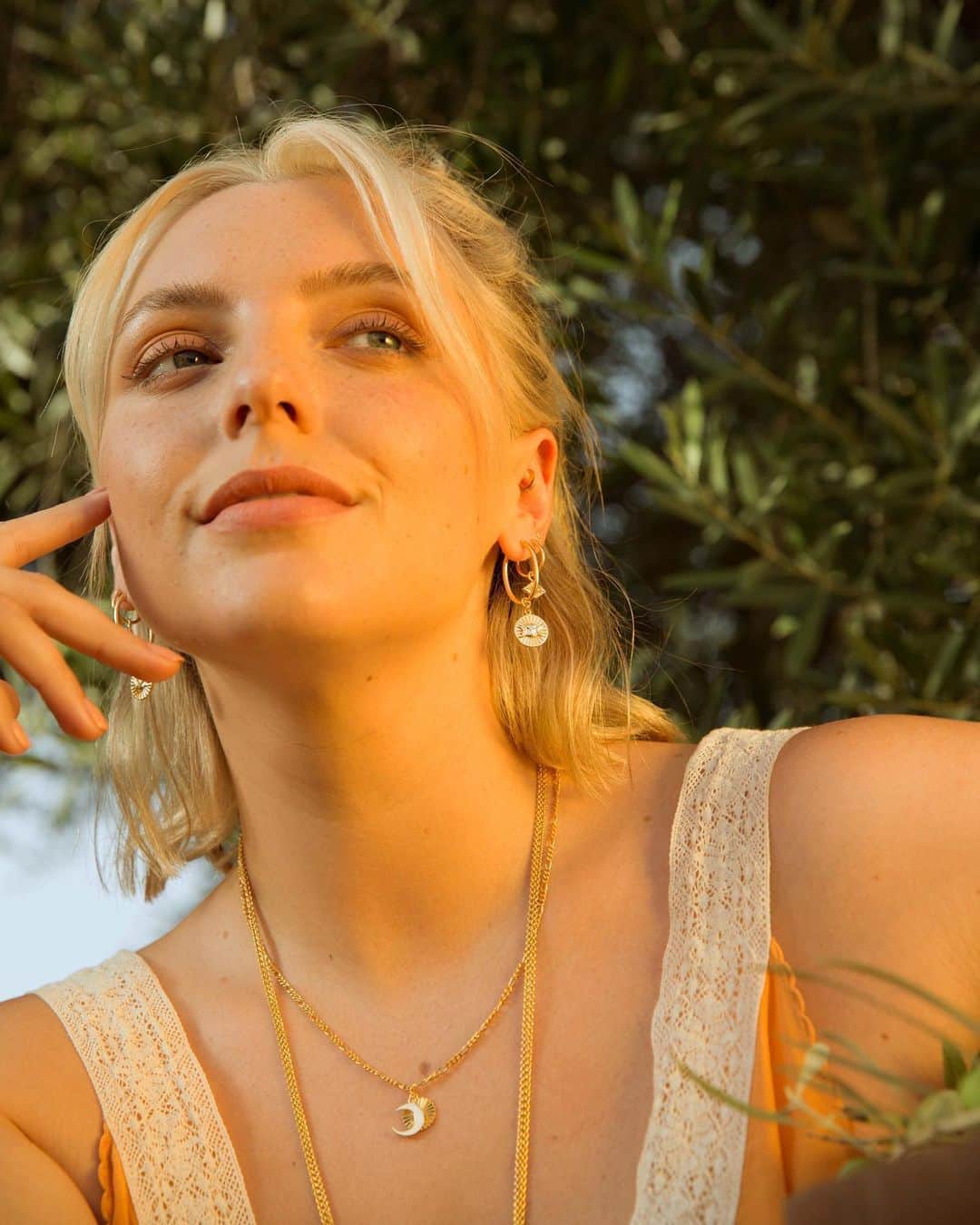 Estée Lalondeのインスタグラム：「🧡 @daisy_jewellery #esteelalondeXdaisy」
