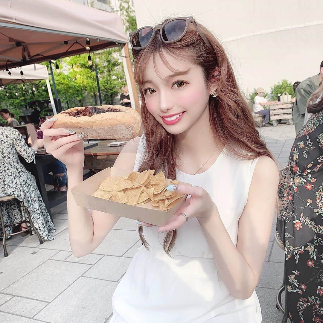 あやちゃんさんのインスタグラム写真 - (あやちゃんInstagram)「ビーフサンド🥪😋 天気がいい日は外でランチ幸せ☕️ 最近ホワイトニング行ってきたから歯を見せて笑った写真撮っちゃう😁 新宿店に行ったよ🤍@platinum_beauty_shinjuku  店舗が沢山あるのも助かるね🥺 #racinesfarmtopark  #池袋 #西池袋公園 #池袋カフェ #池袋ランチ #池袋ディナー #サングラス #ワンピ #ワンピース #ワンピースコーデ #サンドイッチ #ピクニック」6月22日 20時50分 - aya.you.love.r