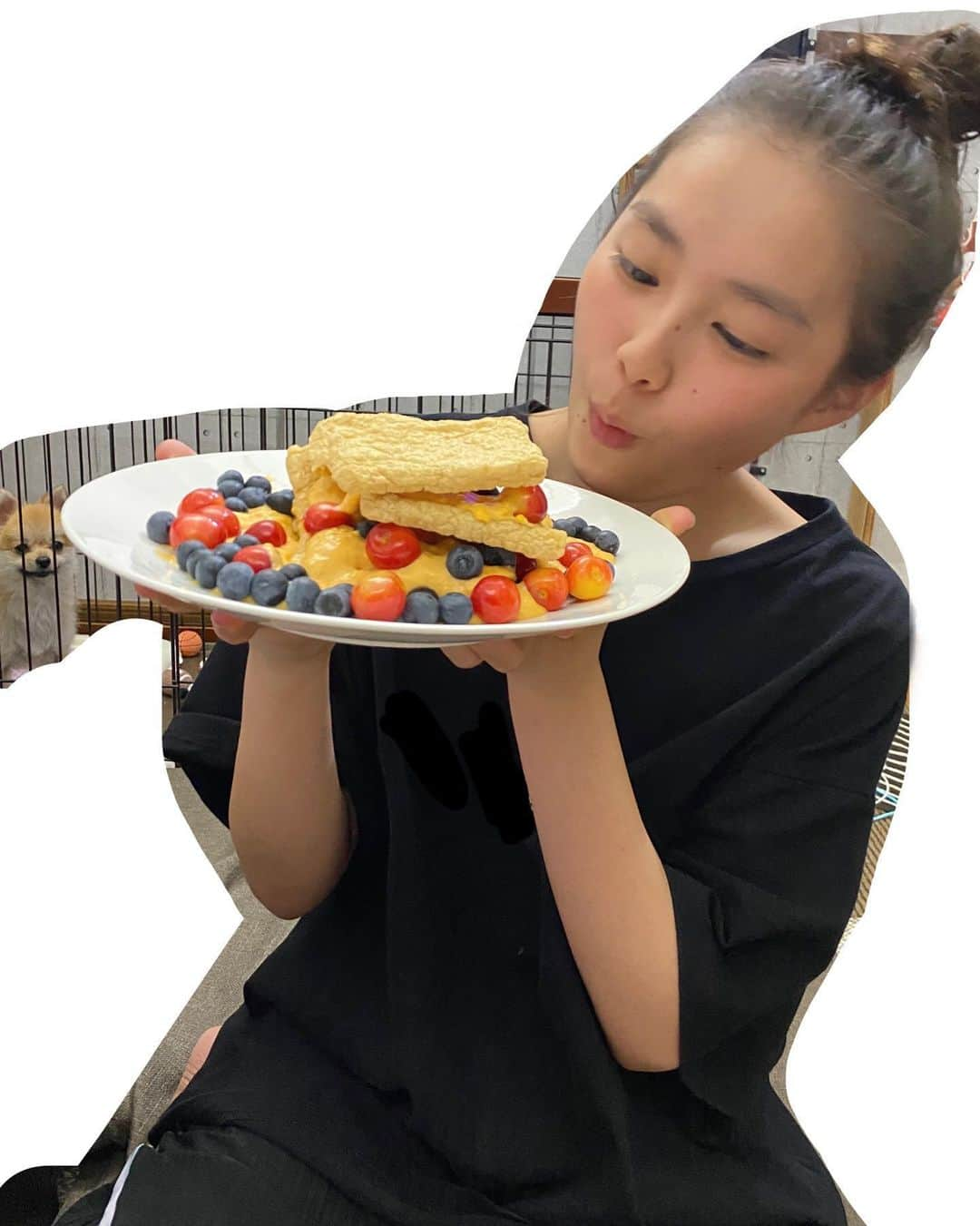 箭内夢菜さんのインスタグラム写真 - (箭内夢菜Instagram)「🎂💓 お誕生日ケーキは 母が手作りで、超ヘルシーケーキを作ってくれました︎☺︎ 全部食べても大丈夫なので 大満足です😋 ありがとう ちゃむも美味しそうだな～って覗いてる  #何で作っているでしょう」6月22日 20時50分 - yumenayanai_official