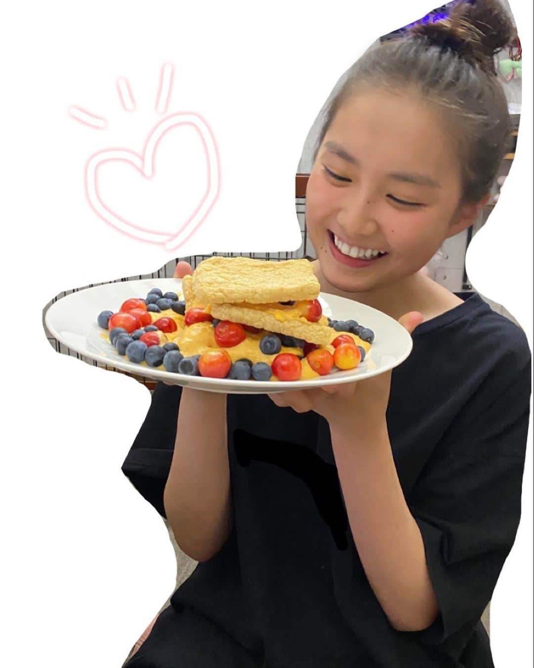 箭内夢菜さんのインスタグラム写真 - (箭内夢菜Instagram)「🎂💓 お誕生日ケーキは 母が手作りで、超ヘルシーケーキを作ってくれました︎☺︎ 全部食べても大丈夫なので 大満足です😋 ありがとう ちゃむも美味しそうだな～って覗いてる  #何で作っているでしょう」6月22日 20時50分 - yumenayanai_official