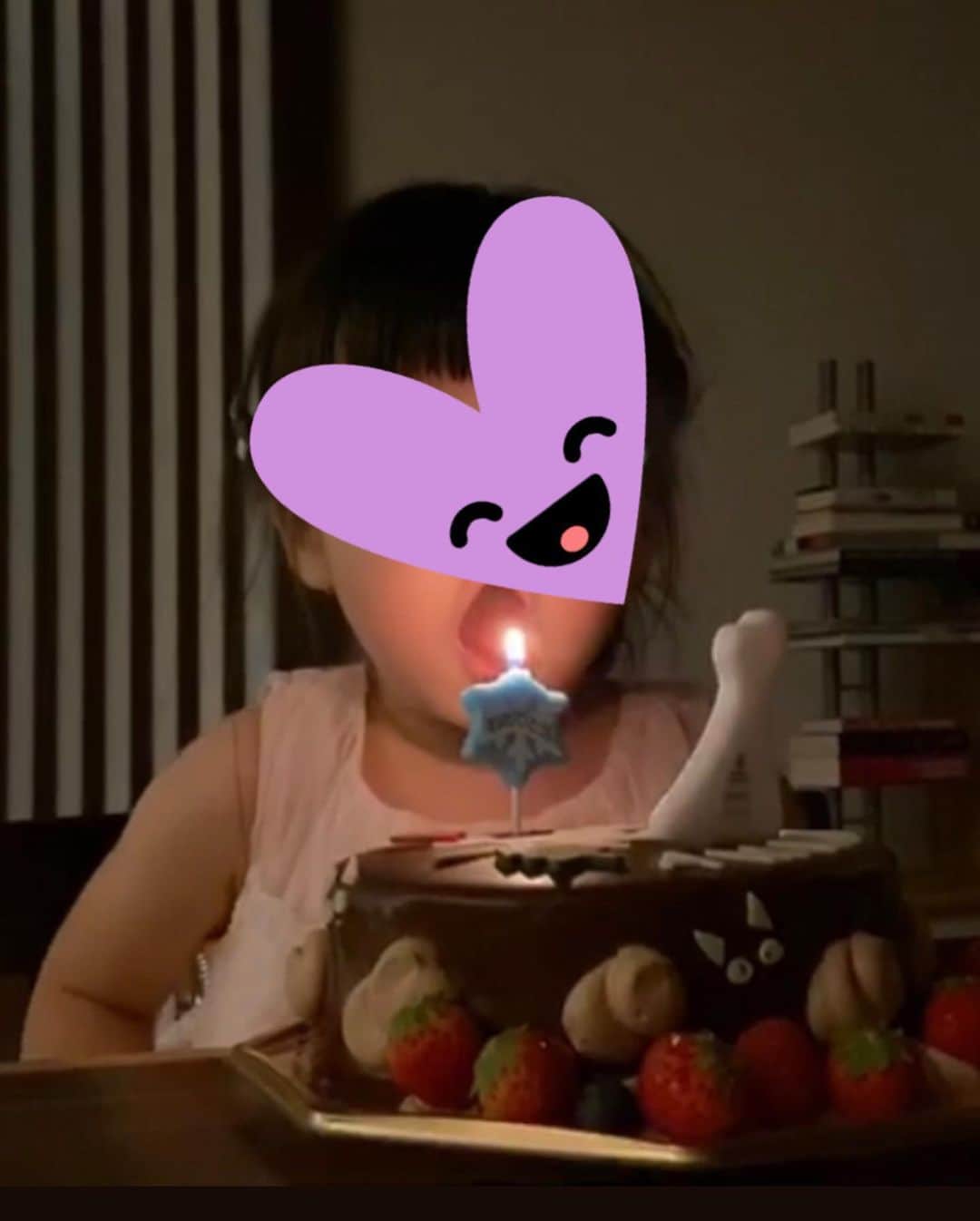 PINKYさんのインスタグラム写真 - (PINKYInstagram)「Happy 3rd birthday❣️👧🏻🎂❤️✨ . 週末は娘の３歳のお誕生日でした🎉 . 大好きな『アナと雪の女王』のバルーンのデコレーションと、これまた大好きな『魔女の宅急便』風バースデーケーキに大喜び🎂💖 . 可愛すぎるケーキは @poire_tsujii さんに作っていただきました🙏✨ . 初めてケーキの蝋燭を吹き消すこともできて、成長の嬉しさと共に、ゆっくり大きくなってね、と、ホロリ😢❤️ . 私と娘にお誕生日のお祝いメッセージをくださった皆様、ありがとうございます🙏💌❤️✨ ・・・ ・・・ #love #happy #family #3歳のお誕生日 #babygirl #happybirthday #birthdaycake #魔女の宅急便 #poire #バースデーケーキ #アナと雪の女王 #FROZEN #birthdayballoons」6月22日 20時43分 - shanti_pinky_shanti