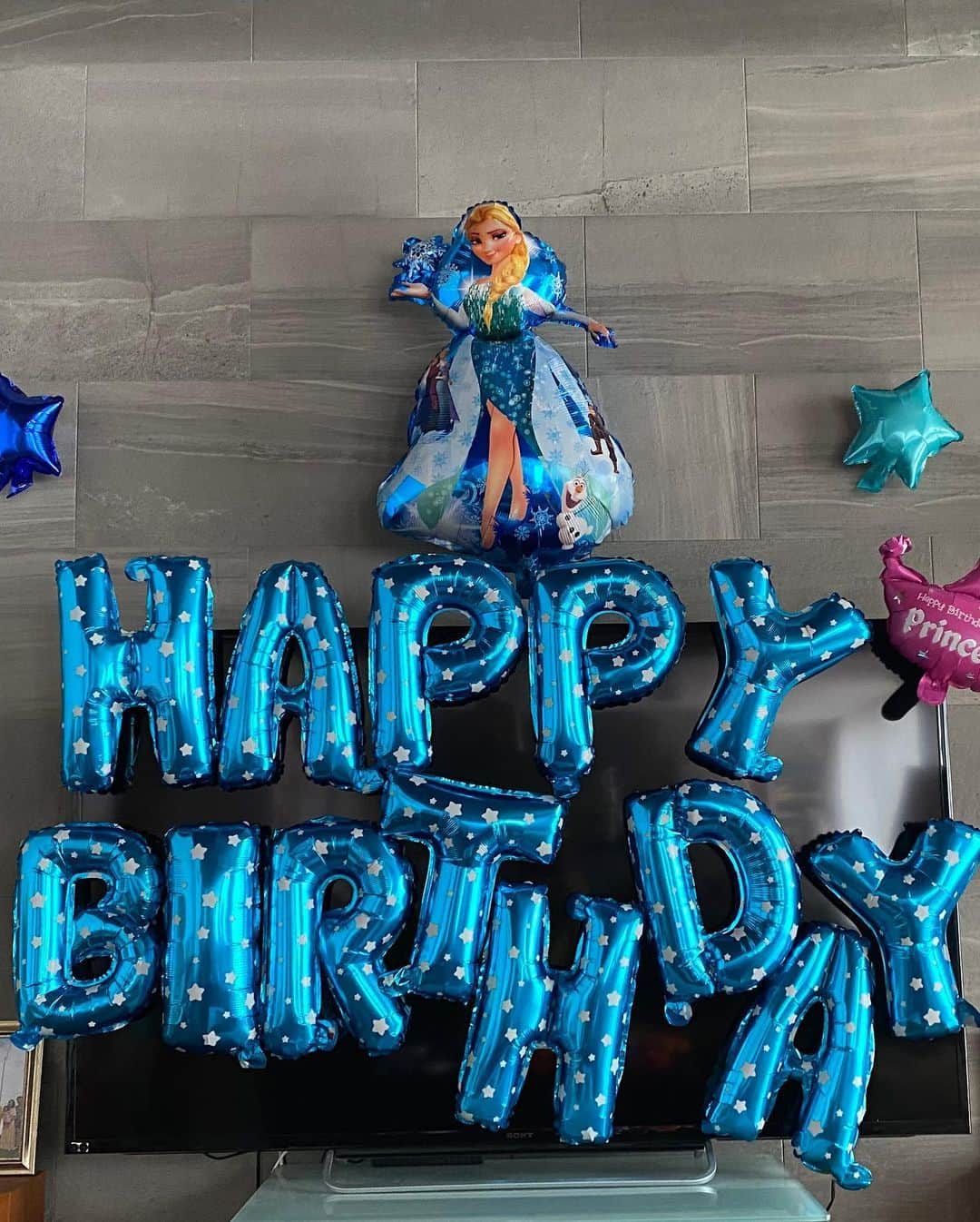 PINKYさんのインスタグラム写真 - (PINKYInstagram)「Happy 3rd birthday❣️👧🏻🎂❤️✨ . 週末は娘の３歳のお誕生日でした🎉 . 大好きな『アナと雪の女王』のバルーンのデコレーションと、これまた大好きな『魔女の宅急便』風バースデーケーキに大喜び🎂💖 . 可愛すぎるケーキは @poire_tsujii さんに作っていただきました🙏✨ . 初めてケーキの蝋燭を吹き消すこともできて、成長の嬉しさと共に、ゆっくり大きくなってね、と、ホロリ😢❤️ . 私と娘にお誕生日のお祝いメッセージをくださった皆様、ありがとうございます🙏💌❤️✨ ・・・ ・・・ #love #happy #family #3歳のお誕生日 #babygirl #happybirthday #birthdaycake #魔女の宅急便 #poire #バースデーケーキ #アナと雪の女王 #FROZEN #birthdayballoons」6月22日 20時43分 - shanti_pinky_shanti