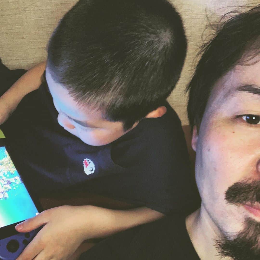 こーいちのインスタグラム：「せがれとフォートナイトでビクロイ取ったし久々にサービスで坊主にしてあげた。 てかお前エイムうま過ぎな！ やられた俺助けてくれてサンキューな！  #坊主ナイト」